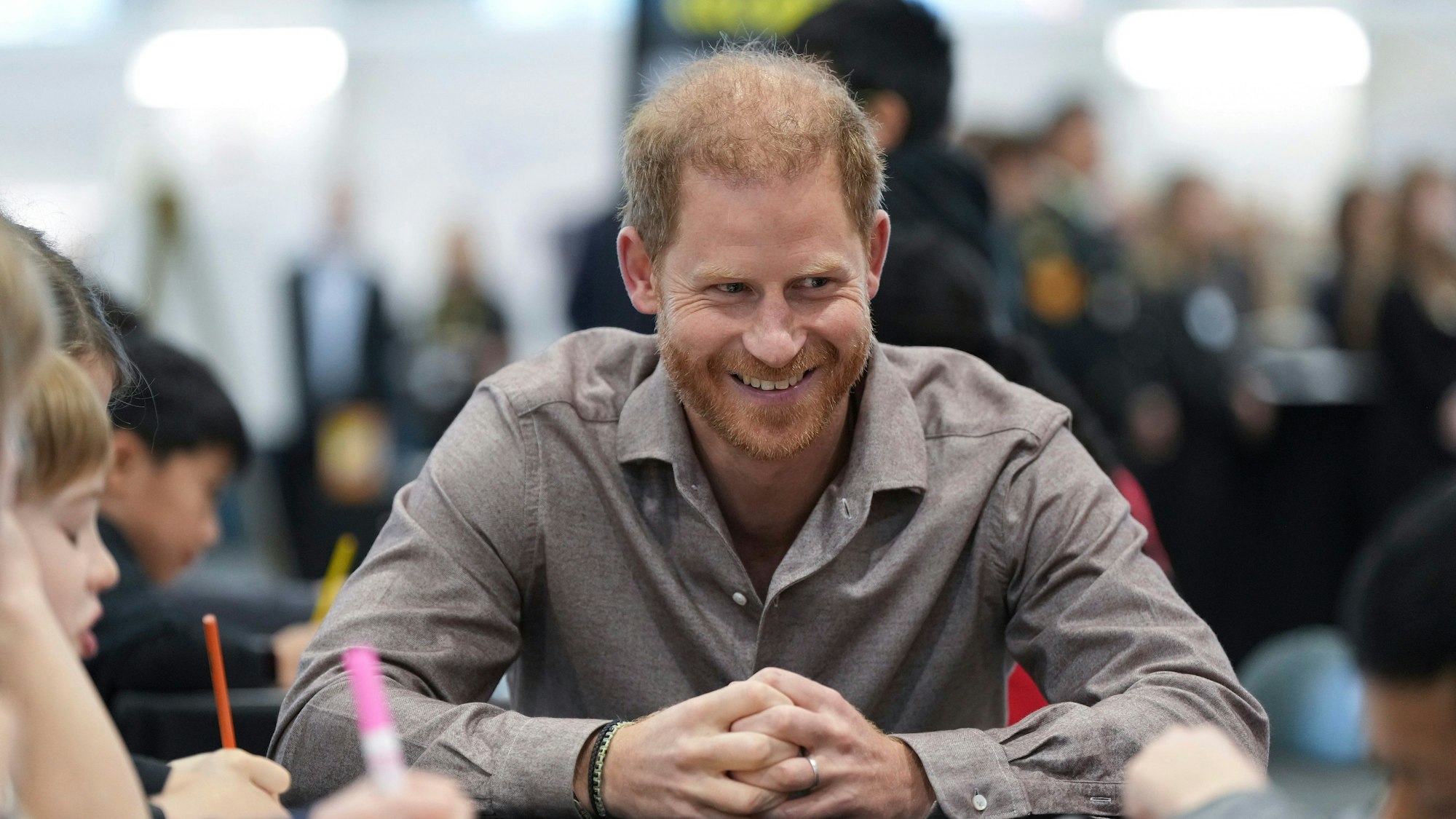 Der britische Prinz Harry, der Herzog von Sussex, spricht mit Schülern der Shaughnessy-Grundschule während einer Veranstaltung zum Start des Schulprogramms der Invictus Games.