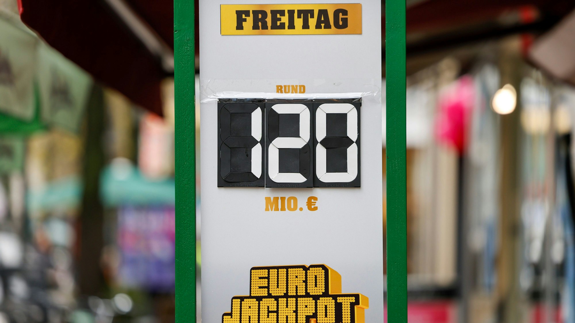 120 Millionen Euro im Eurojackpot steht auf einer Tafel vor einer Lotto-Annahmestelle in Köln. Nun sind die Gewinner klar: einer kommt aus Nordrhein-Westfalen.