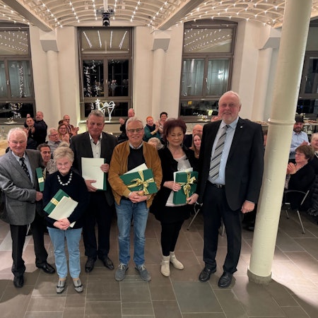Im Ratssaal der Gemeinde Engelskirchen wurden sie für ihr Engagement ausgezeichnet: (2.v.l.n.r.) Joachim Holzapfel, Gretel Peeters, Dirk Büttner, Udo Berghaus und Liane Hess von der Vorratskammer.