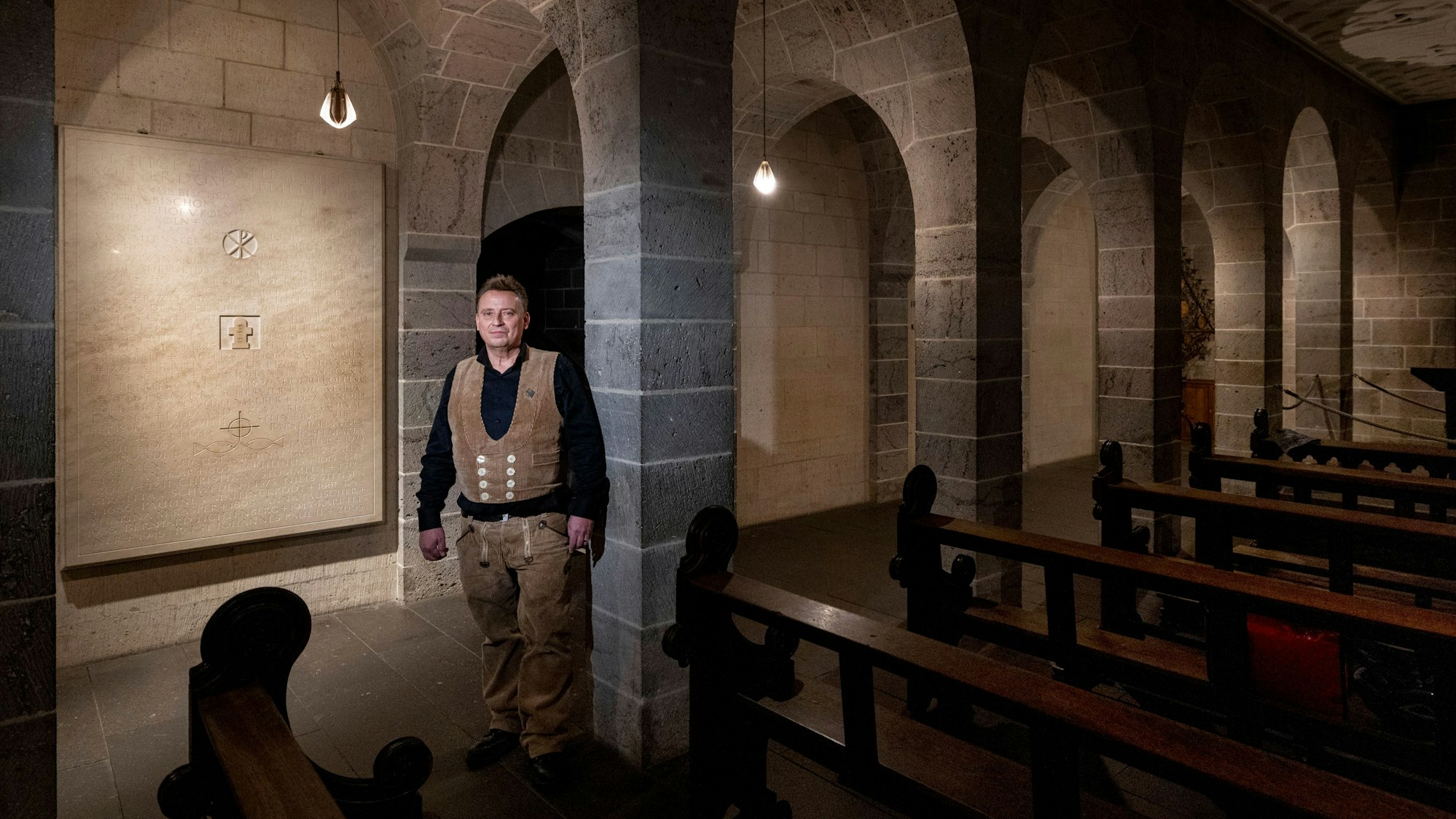 Steinmetz Markus Heindl, stellvertretender Hüttenmeister der Kölner Dombauhütte, steht in der Krypta des Doms.