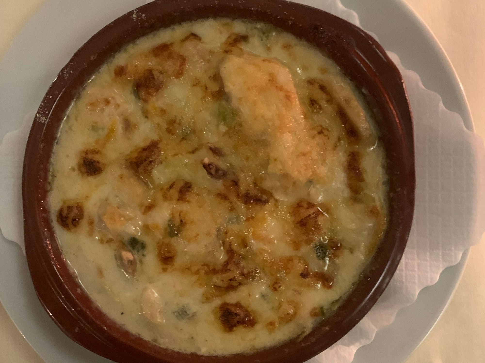 Auf dem Bild ist eine Auflaufform mit einem überbackenen Fischgericht zu sehen.