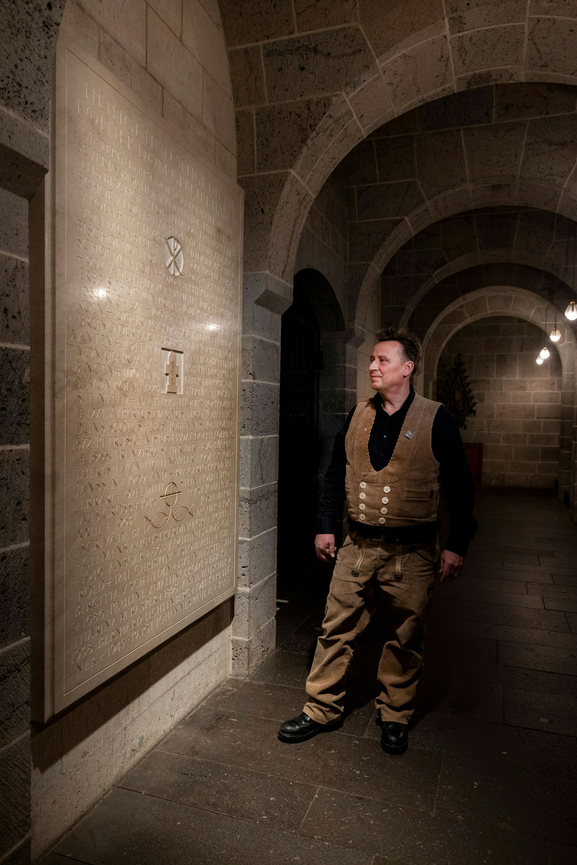 Markus Heindl neben einer von ihm angefertigten Gedenktafel in der Krypta des Kölner Doms
