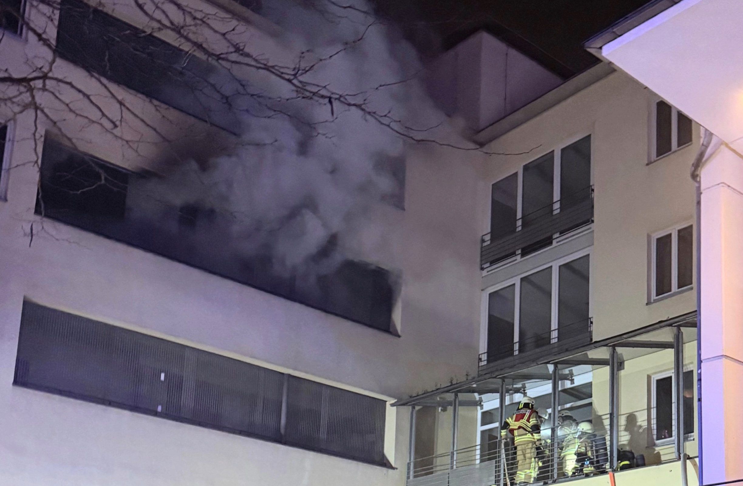 Recklinghausen: Feuerwehrleute mit Atemschutz arrbeiten in einem Mehrfamilienhaus.