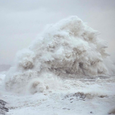 Riesige Wellen treffen auf die walisische Küste. Die Windgeschwindigkeit von „Darragh“ beträgt bis zu 93 Meilen pro Stunde (ca. 150 km/h).
