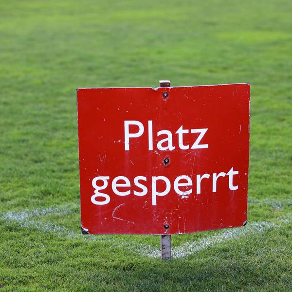 München, Deutschland 19. März 2024: Fussball, Herren, 3.Liga, Saison 2023/2024, TSV 1860 München, Training, Grünwalder Strasse 114 Hier ein Schild Platz gesperrt, unbespipelbar,Platzsperre, Symbolbild *** Munich, Germany 19 March 2024 Football, Men, 3 Liga, Season 2023 2024, TSV 1860 Munich, Training, Grünwalder Strasse 114 Here a sign Platz gesperrt, unbespipelbar,Platzsperre, Symbolbild