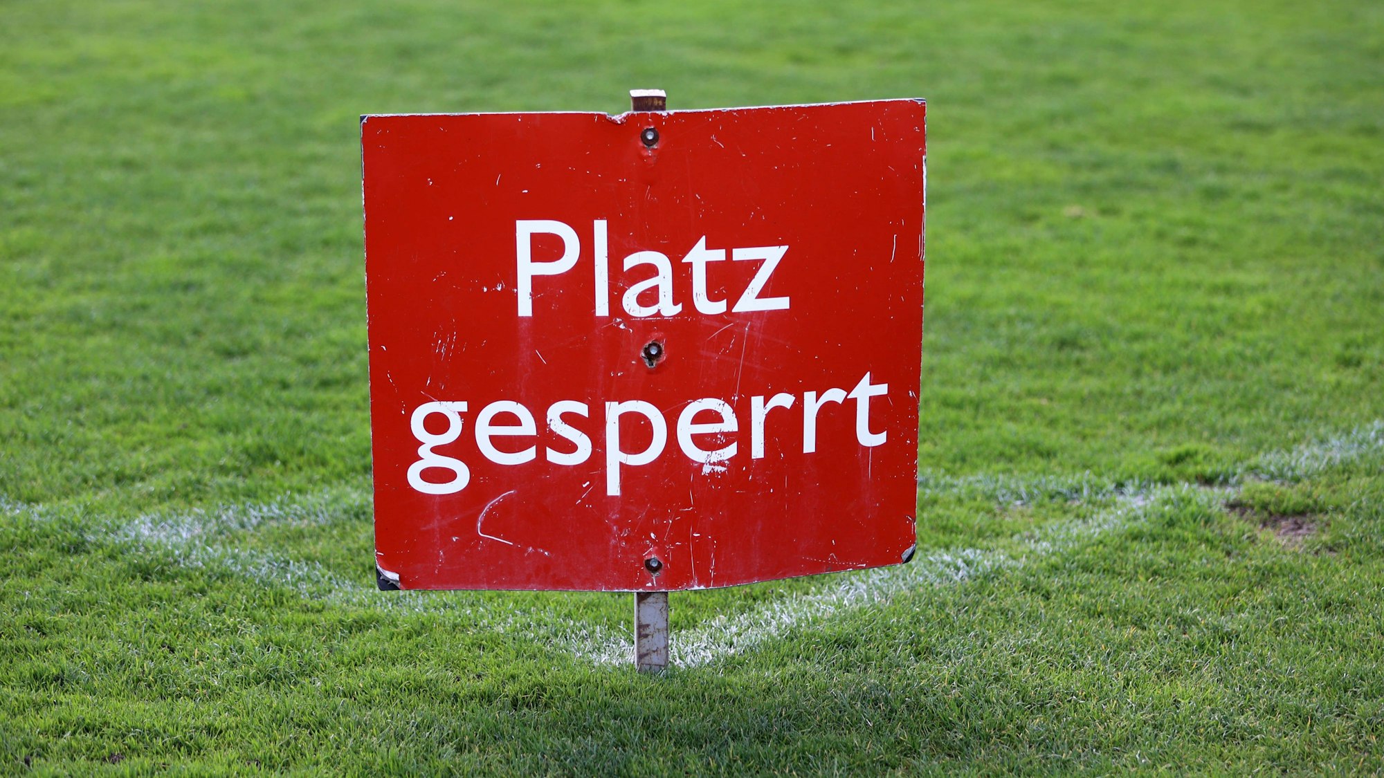 München, Deutschland 19. März 2024: Fussball, Herren, 3.Liga, Saison 2023/2024, TSV 1860 München, Training, Grünwalder Strasse 114 Hier ein Schild Platz gesperrt, unbespipelbar,Platzsperre, Symbolbild *** Munich, Germany 19 March 2024 Football, Men, 3 Liga, Season 2023 2024, TSV 1860 Munich, Training, Grünwalder Strasse 114 Here a sign Platz gesperrt, unbespipelbar,Platzsperre, Symbolbild