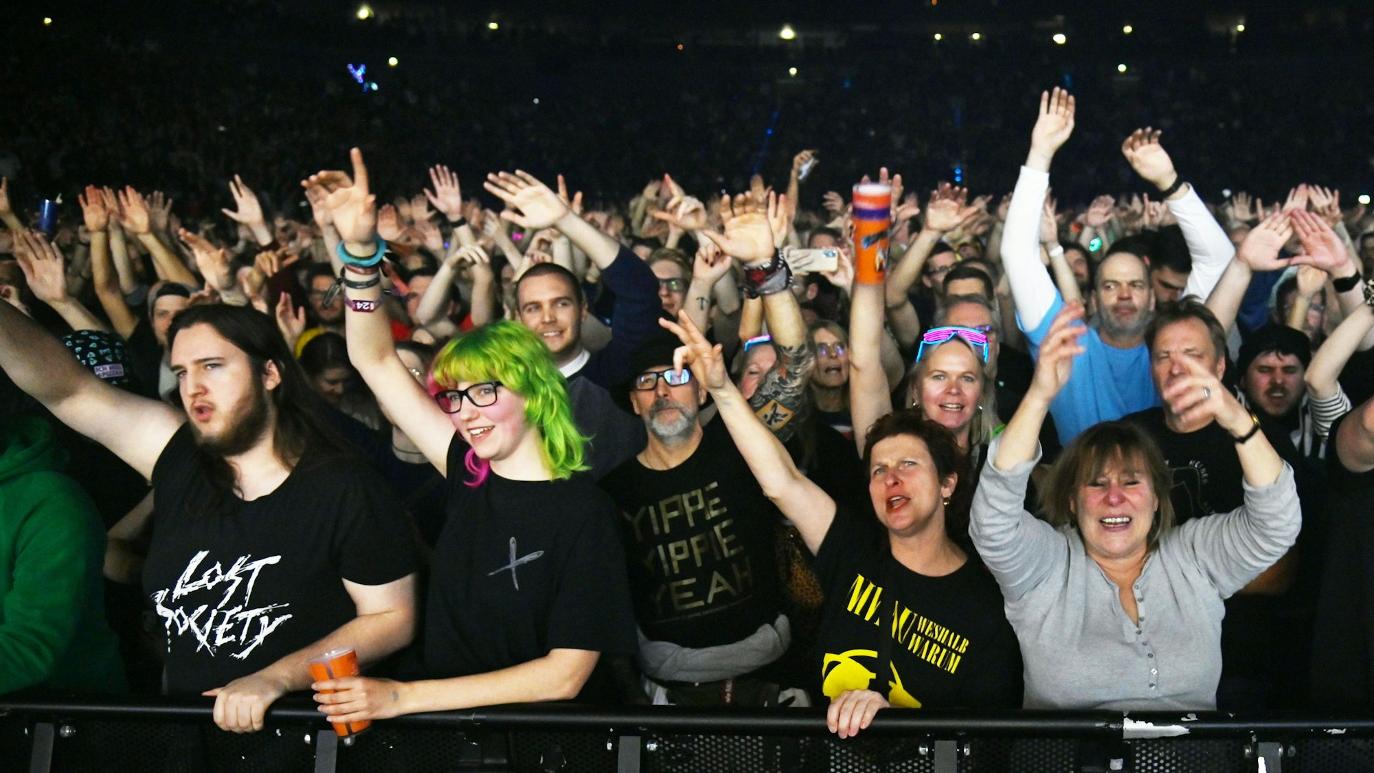 Fans beim Auftritt von Deichkind in der Lanxess-Arena.