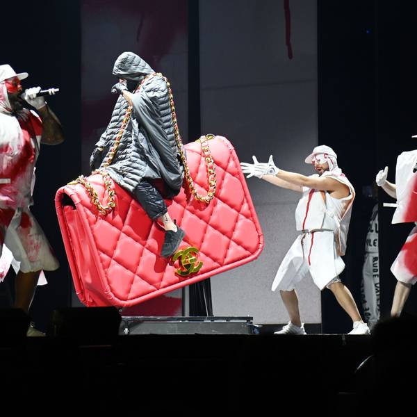 Kryptik Joe, das einzig verbliebene Original-Mitglied von Deichkind, reitet bei ihrer Show in Köln eine rote Chanel-Tasche.