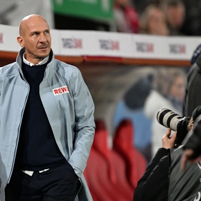 04.12.2024, Nordrhein-Westfalen, Köln: Fußball: DFB-Pokal, 1. FC Köln - Hertha BSC Berlin, Achtelfinale, RheinEnergieStadion, Kölns Trainer Gerhard Struber vor dem Spiel. Foto: Federico Gambarini/dpa - WICHTIGER HINWEIS: Gemäß den Vorgaben der DFL Deutsche Fußball Liga bzw. des DFB Deutscher Fußball-Bund ist es untersagt, in dem Stadion und/oder vom Spiel angefertigte Fotoaufnahmen in Form von Sequenzbildern und/oder videoähnlichen Fotostrecken zu verwerten bzw. verwerten zu lassen. +++ dpa-Bildfunk +++