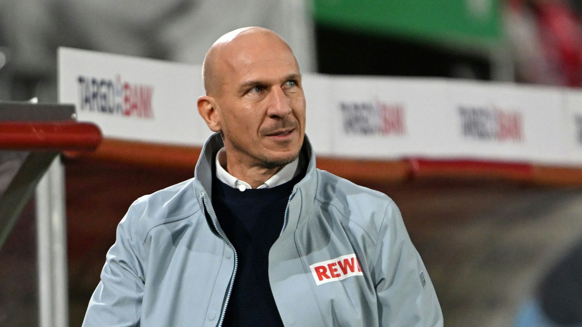 04.12.2024, Nordrhein-Westfalen, Köln: Fußball: DFB-Pokal, 1. FC Köln - Hertha BSC Berlin, Achtelfinale, RheinEnergieStadion, Kölns Trainer Gerhard Struber vor dem Spiel. Foto: Federico Gambarini/dpa - WICHTIGER HINWEIS: Gemäß den Vorgaben der DFL Deutsche Fußball Liga bzw. des DFB Deutscher Fußball-Bund ist es untersagt, in dem Stadion und/oder vom Spiel angefertigte Fotoaufnahmen in Form von Sequenzbildern und/oder videoähnlichen Fotostrecken zu verwerten bzw. verwerten zu lassen. +++ dpa-Bildfunk +++