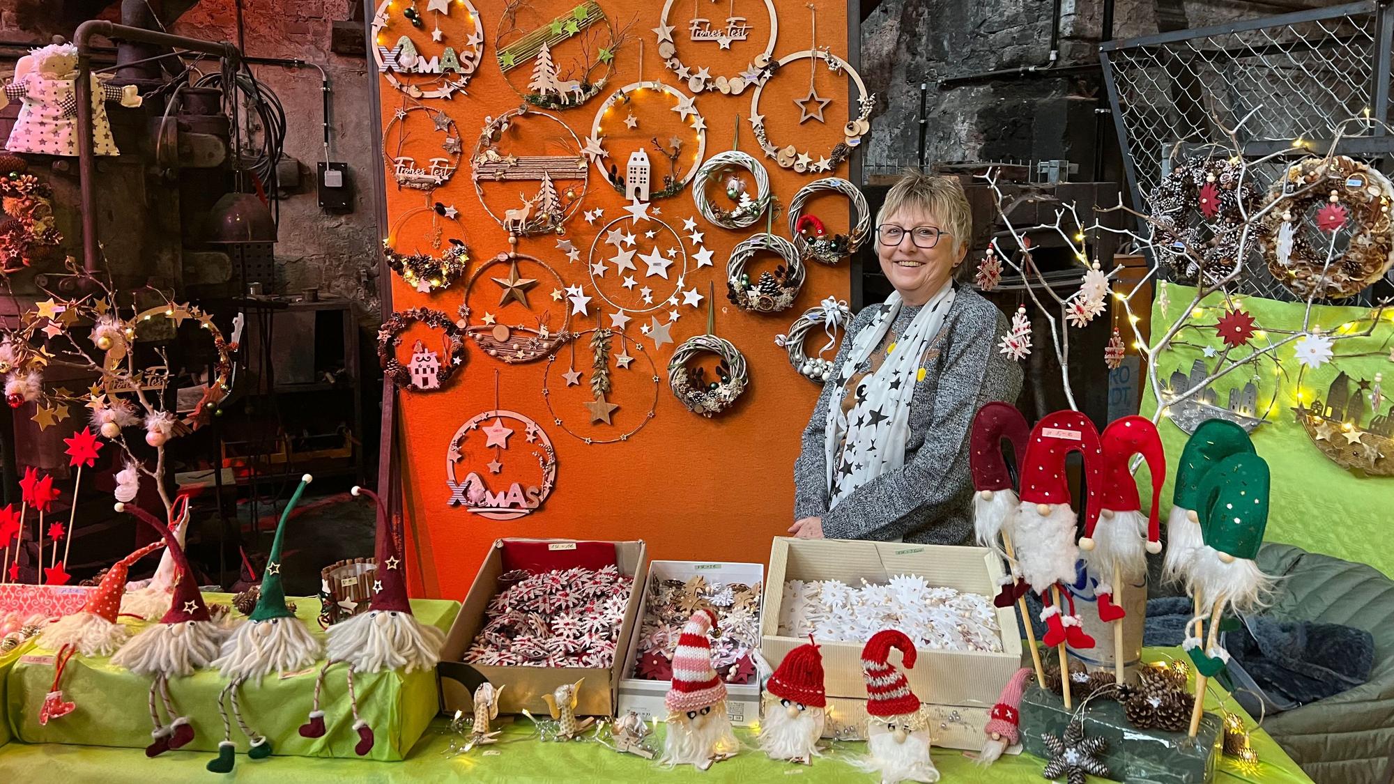 Ulla Menrath mit ihrem Stand auf dem Weihnachtsmarkt im Freudenthaler Sensenhammer.