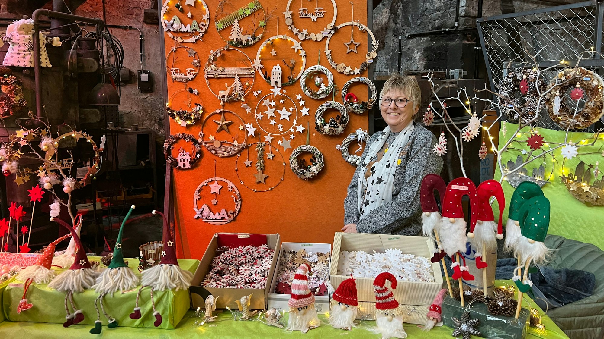 Ulla Menrath mit ihrem Stand auf dem Weihnachtsmarkt im Freudenthaler Sensenhammer.
