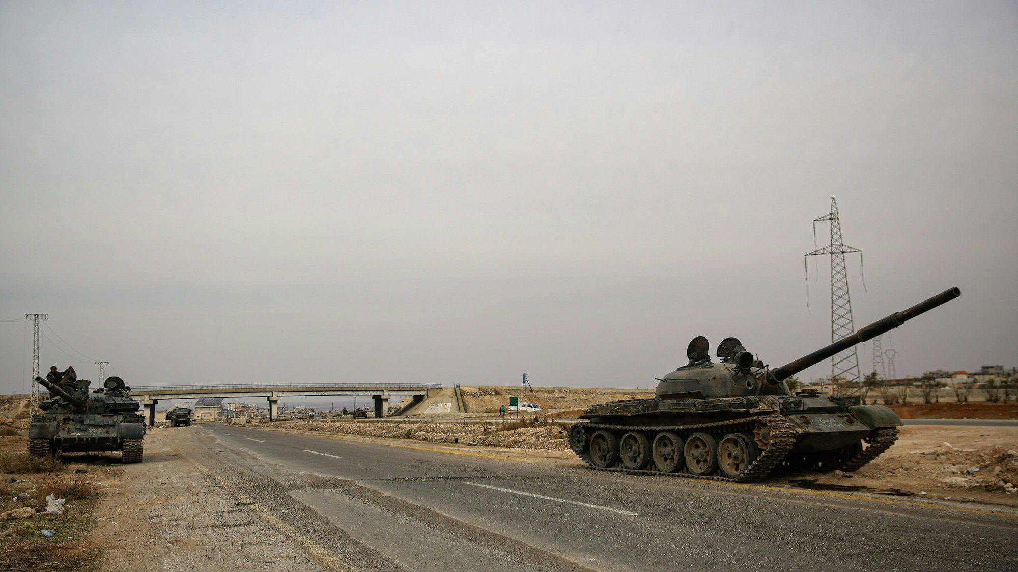 Militärfahrzeuge, die von den syrischen Regierungstruppen verlassen wurden, stehen auf der Straße, nachdem syrische Oppositionstruppen in die Stadt Hama eingedrungen waren.