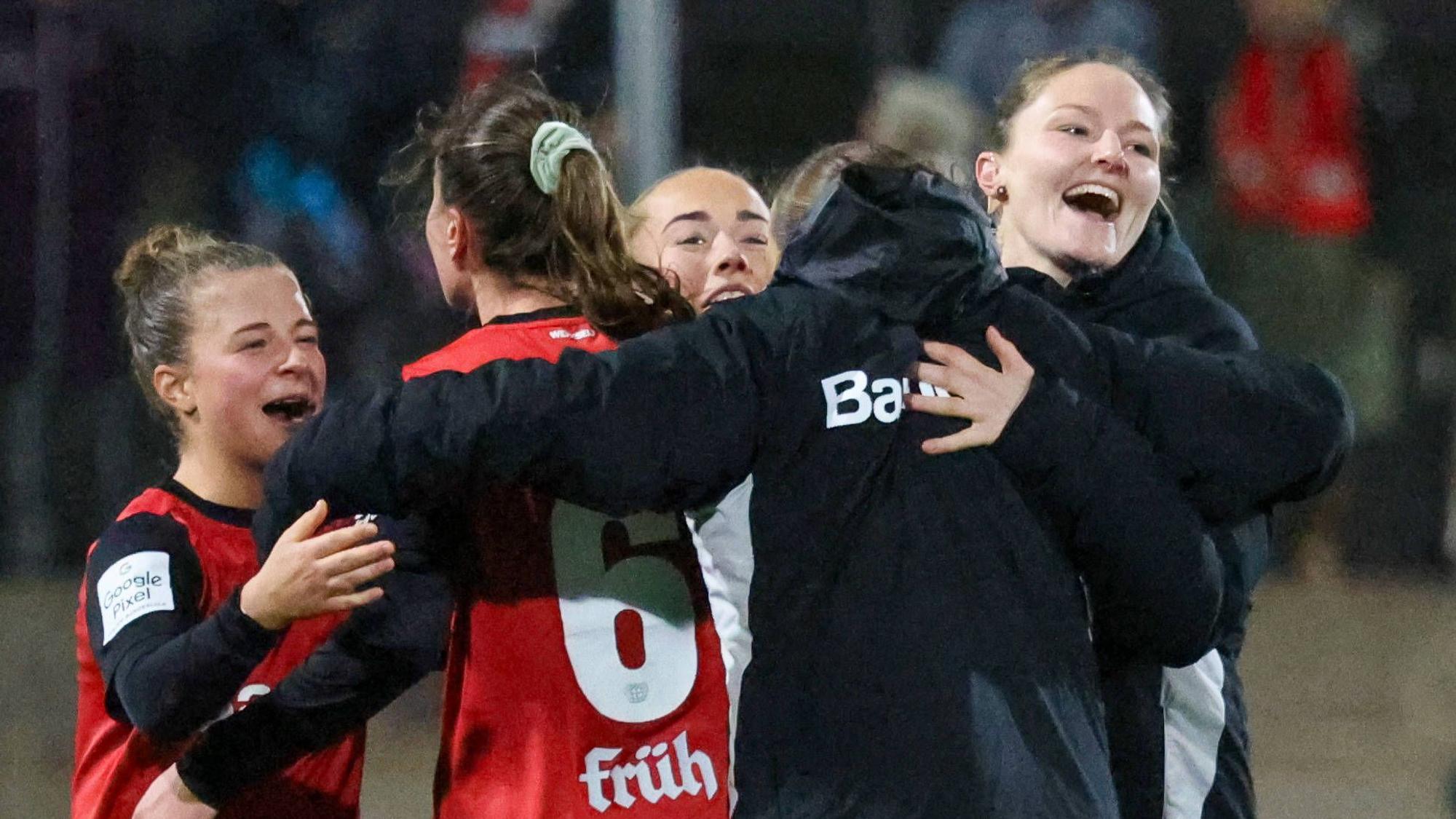 Leverkusen, Deutschland 06. Dezember 2024: 1. BL - Frauen - 2024 / 2025 - Bayer 04 Leverkusen vs. VfL Wolfsburg Im Bild: Die Spielerinnen von Bayer Leverkusen jubeln nach dem Sieg gegen Wolfsburg. /// DFB regulations prohibit any use of photographs as image sequences and/or quasi-video /// Ulrich-Haberland-Stadion Nordrhein Westfalen *** Leverkusen, Germany 06 December 2024 1 BL Women 2024 2025 Bayer 04 Leverkusen vs VfL Wolfsburg In the picture The players of Bayer Leverkusen cheer after the victory against Wolfsburg DFB regulations prohibit any use of photographs as image sequences and or quasi video Ulrich Haberland Stadion Nordrhein Westfalen Copyright: xFotostandx/xFantinix
