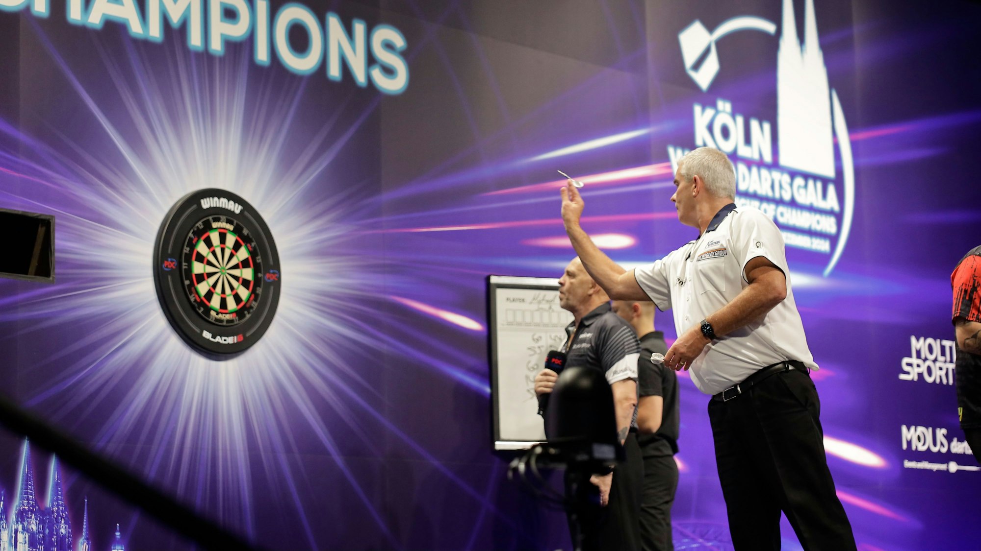 Steve Beaton an der Dartscheibe.