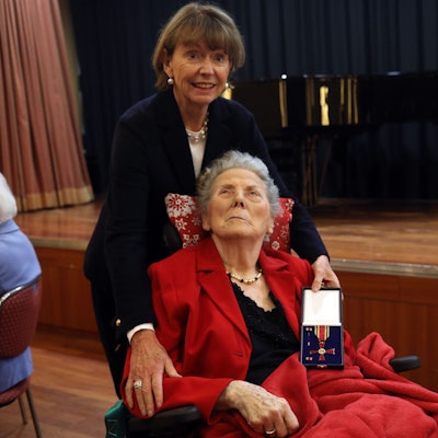 Oberbürgermeisterin Henriette Reker verleiht das Verdienstkreuz am Bande an Ute Palm.