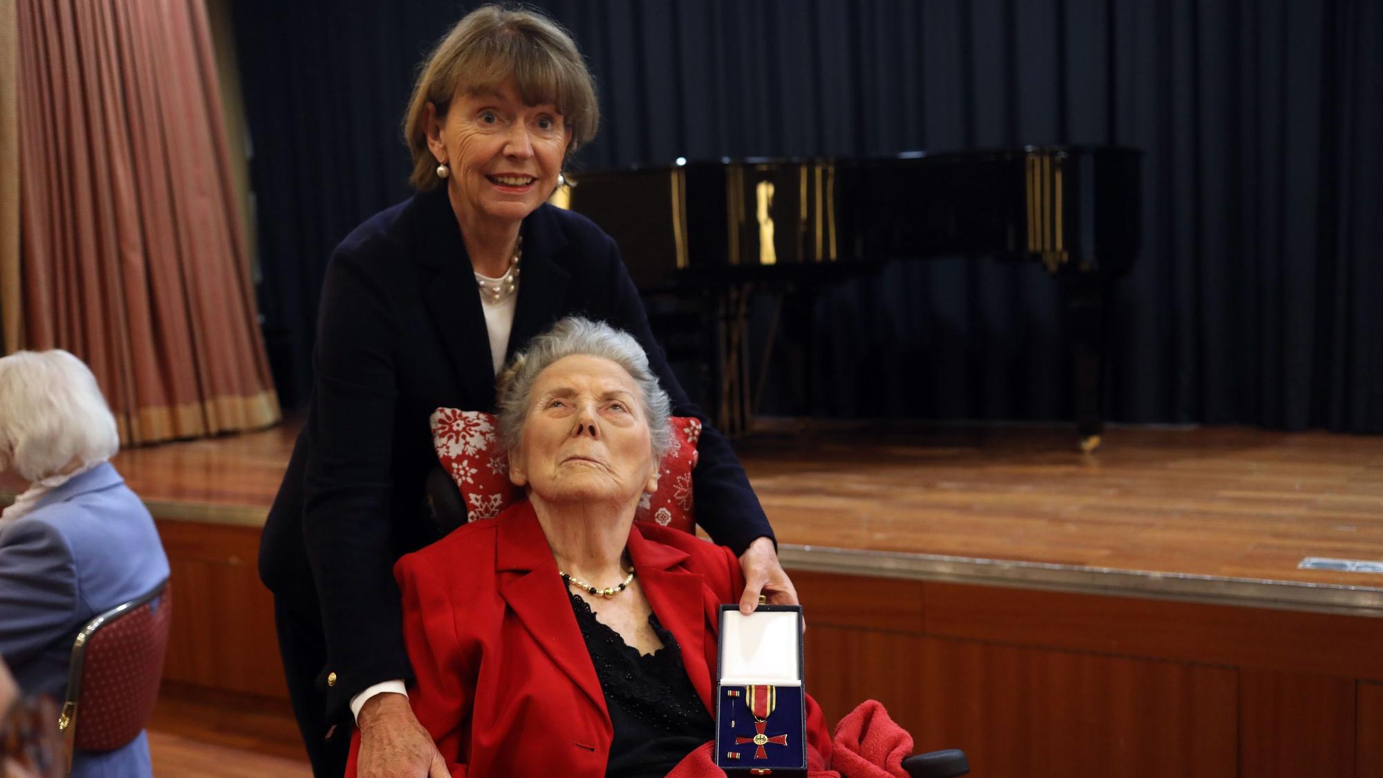 Oberbürgermeisterin Henriette Reker verleiht das Verdienstkreuz am Bande an Ute Palm.