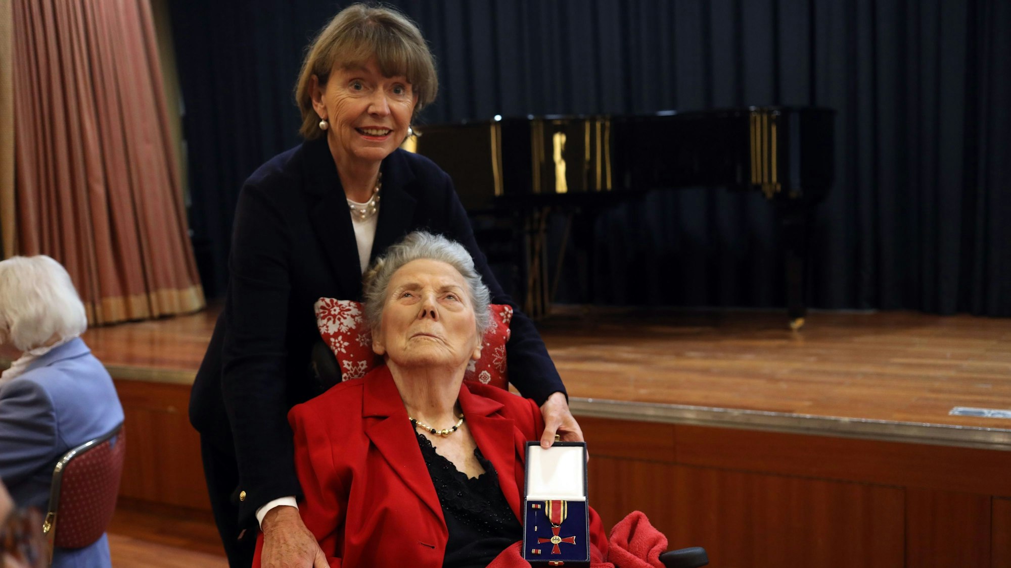 Oberbürgermeisterin Henriette Reker verleiht das Verdienstkreuz am Bande an Ute Palm.