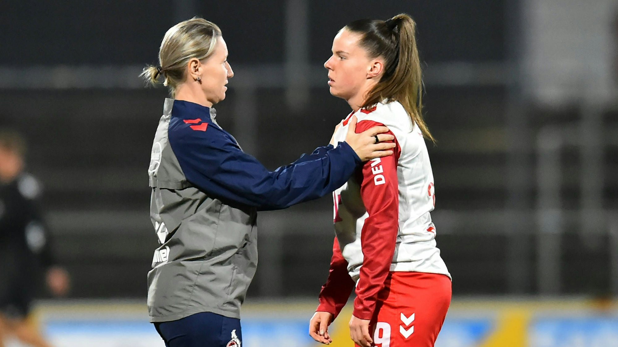 Fußball Google Pixel Frauen-Bundesliga Saison 2024/2025 8. Spieltag: 1. FC Köln - Bayer 04 Leverkusen am 01.11.2024 im Franz-Kremer-Stadion in Köln Jacqueline Dünker  Co-Trainerin 1. FC Köln , links - Adriana Achcinska  1. FC Köln , rechts DFB regulations prohibit any use of photographs as image sequences and/or quasi-video. Nordrhein-Westfalen Deutschland *** Soccer Google Pixel Womens Bundesliga Season 2024 2025 8 Matchday 1 FC Köln Bayer 04 Leverkusen on 01 11 2024 at Franz Kremer Stadium in Cologne Jacqueline Dünker Co Trainer 1 FC Köln , left Adriana Achcinska 1 FC Köln , right DFB regulations prohibit any use of photographs as image sequences and or quasi video Nordrhein Westfalen Germany