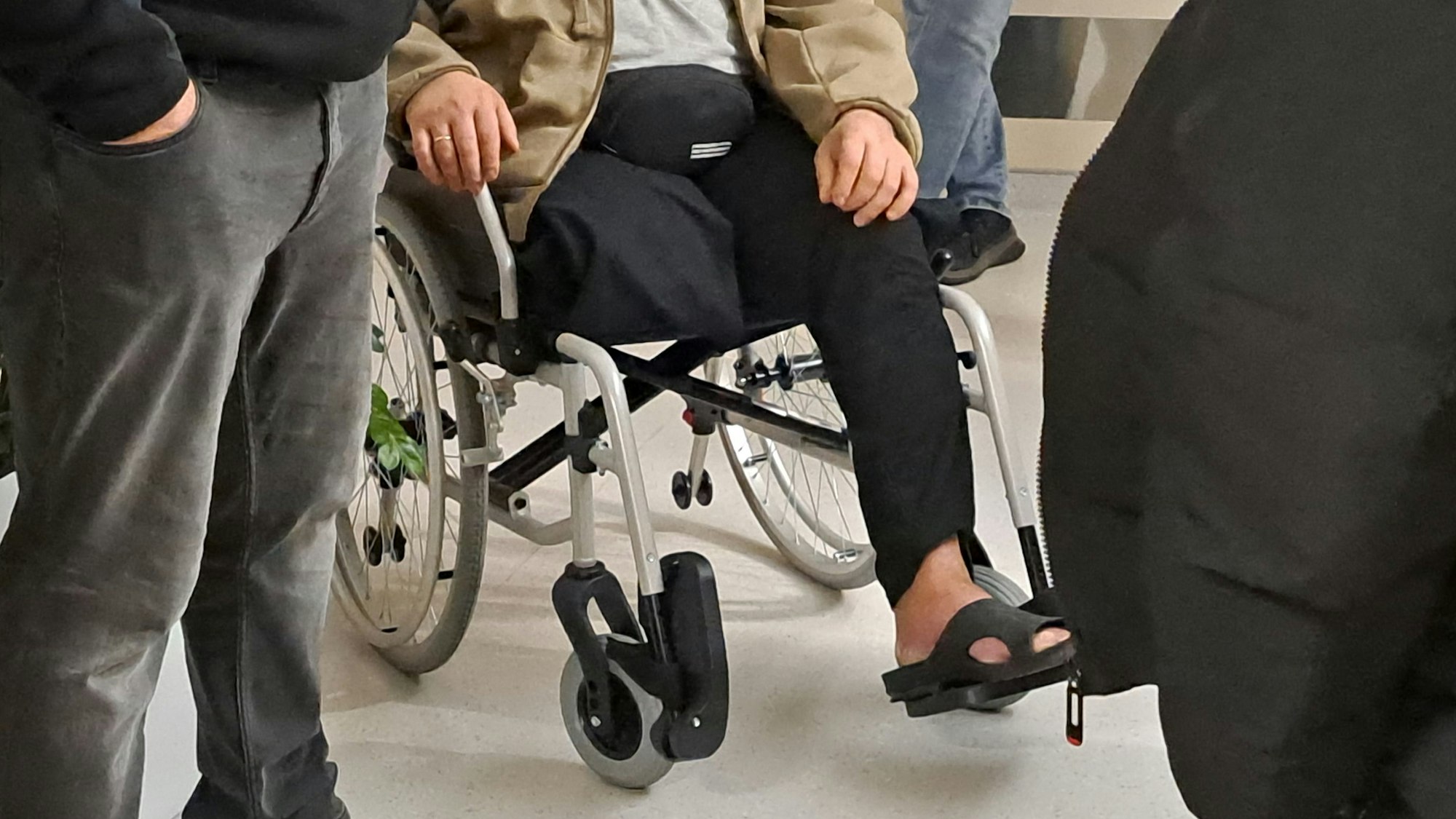 Ein unterschenkelamputierter Soldat sitzt in einem Rollstuhl in einer Reha-Klinik in Chemelnyzkyj.