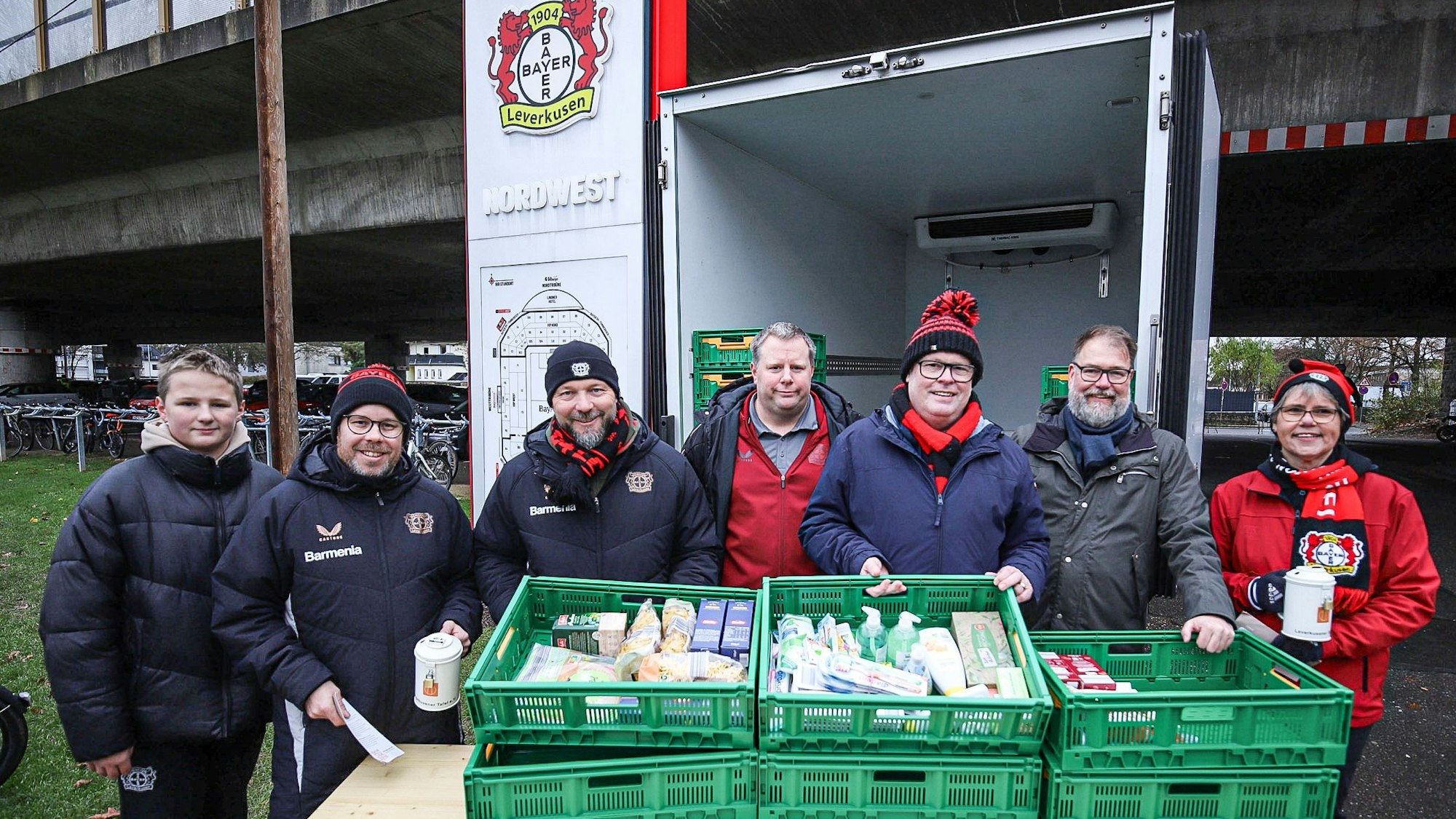 Gemeinsam sammeln die Tafel und Bayer 04 haltbare Lebensmittel und Hygieneartikel vor dem Heimspiel gegen Sankt Pauli.