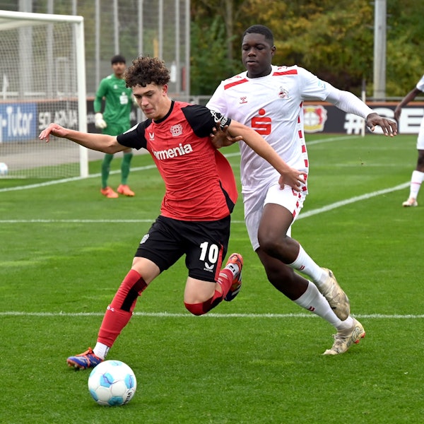 02.11.2024, Fussball-B-Junioren-Bayer 04-1.FC Köln
links: Jonah Berghoff (Bayer)
rechts: Assad Kotya-Fofana (Köln)
Foto: Uli Herhaus