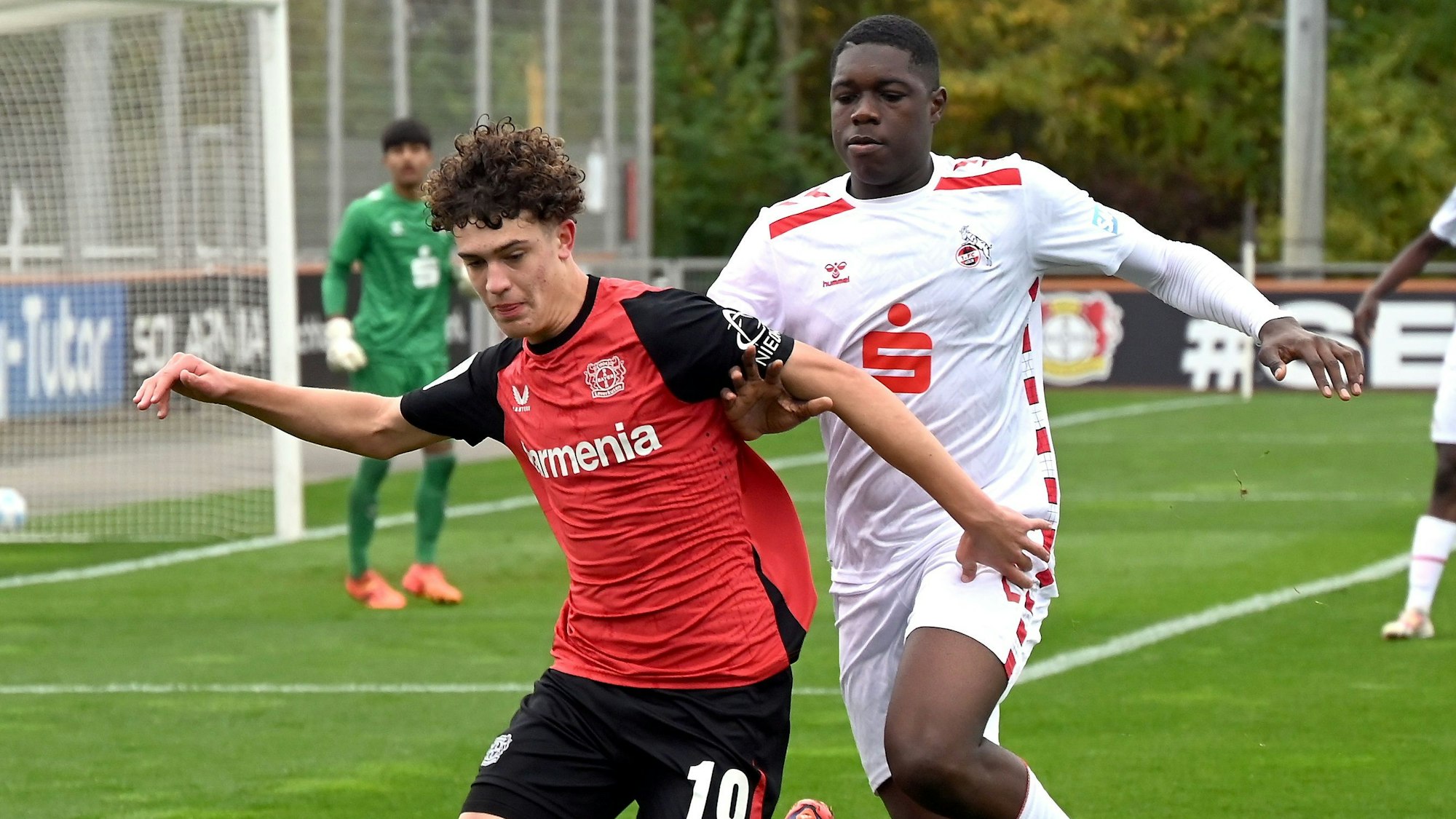 02.11.2024, Fussball-B-Junioren-Bayer 04-1.FC Köln
links: Jonah Berghoff (Bayer)
rechts: Assad Kotya-Fofana (Köln)
Foto: Uli Herhaus