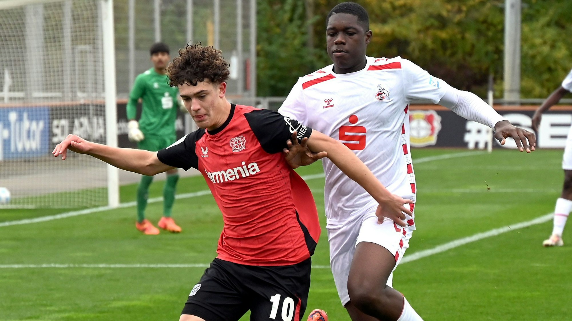 02.11.2024, Fussball-B-Junioren-Bayer 04-1.FC Köln
links: Jonah Berghoff (Bayer)
rechts: Assad Kotya-Fofana (Köln)
Foto: Uli Herhaus
