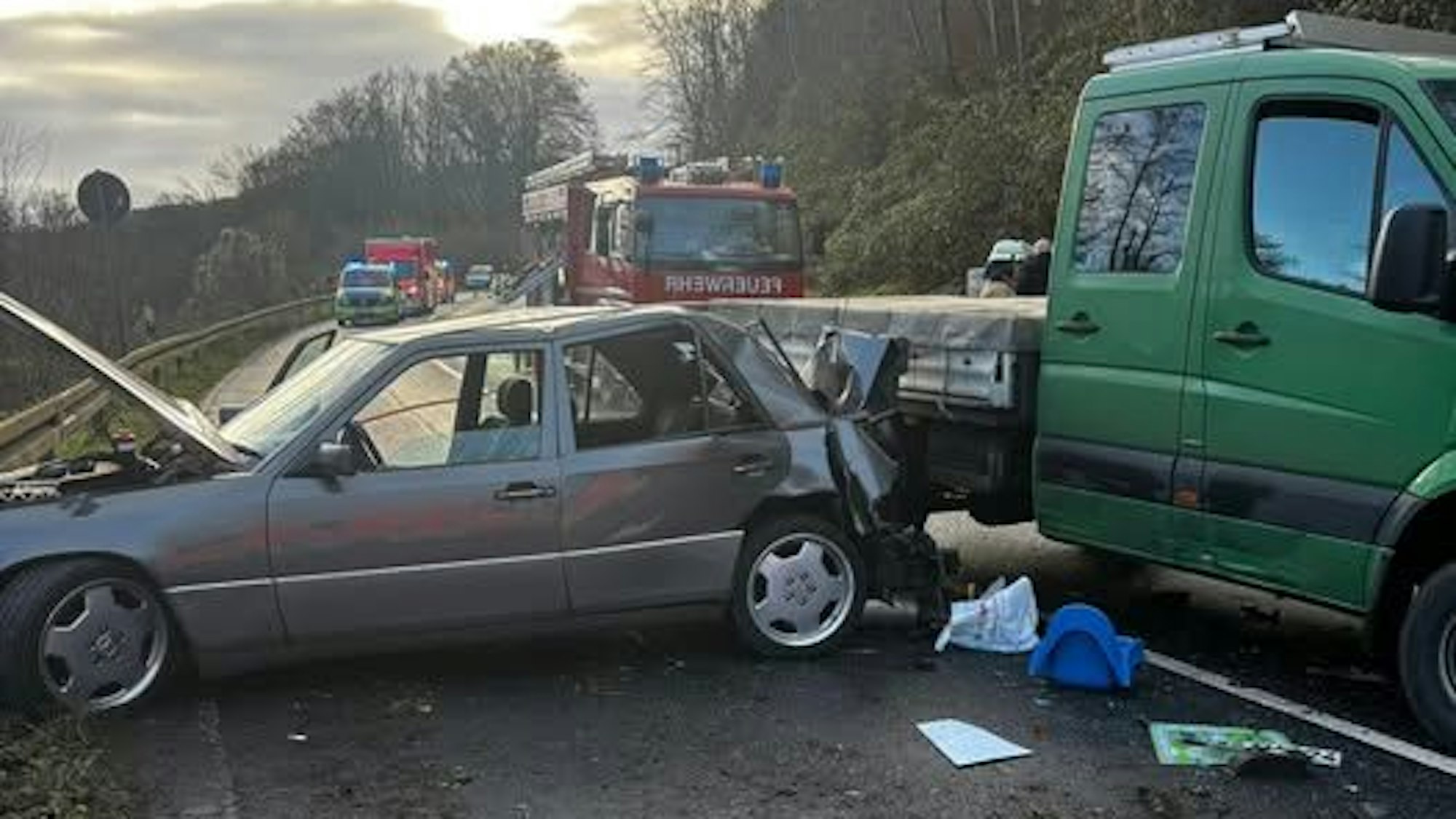 Schwer beschädigte Fahrzeuge stehen auf der gesperrten Landstraße zwischen Funkenhof und Voiswinkel in der Gemeinde Odenthal.