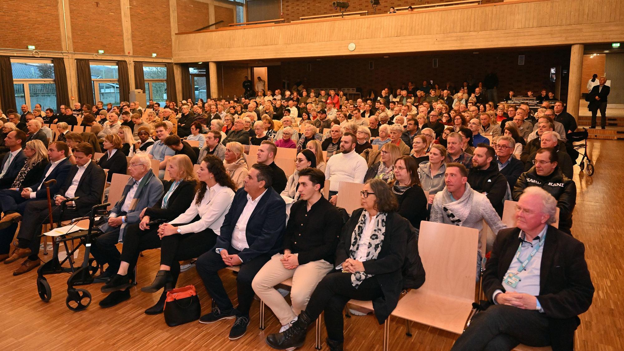 Die Mehrheit der Rösrather CDU-Mitglieder kürte Miguel Louzao de la Cruz (vorne, 4. v. r.) zum Bürgermeisterkandidaten - gegen die einstimmige Empfehlung des CDU-Vorstands.