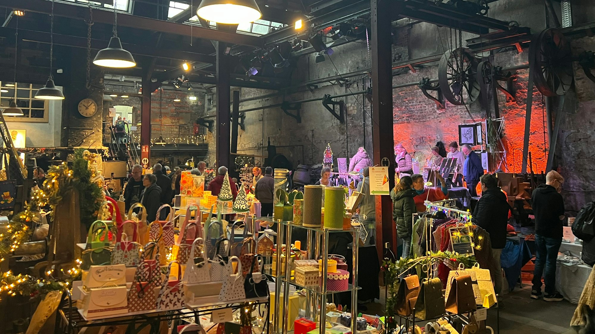 Die Schmiedehalle des Freudenthaler Sensenhammers mit dem Weihnachtsmarkt