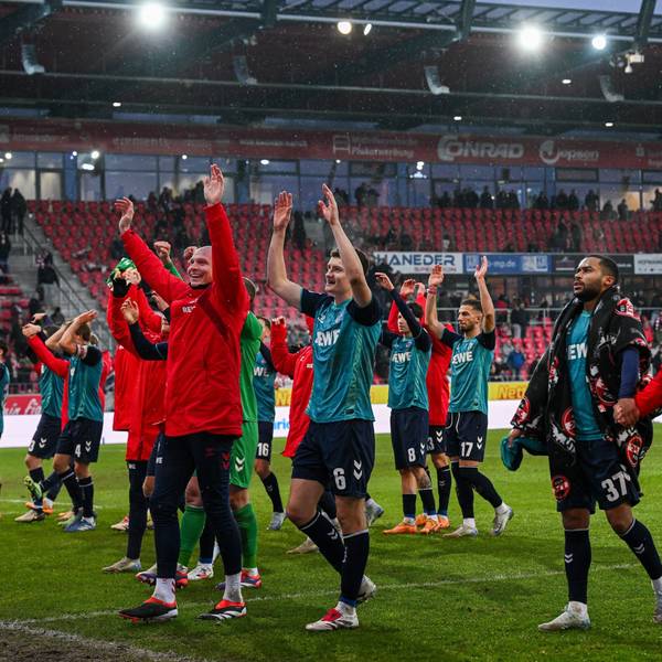 Die Mannschaft von Köln jubelt nach dem Sieg mit 0:1 gegen Regensburg.