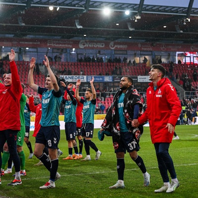 Die Mannschaft von Köln jubelt nach dem Sieg mit 0:1 gegen Regensburg.