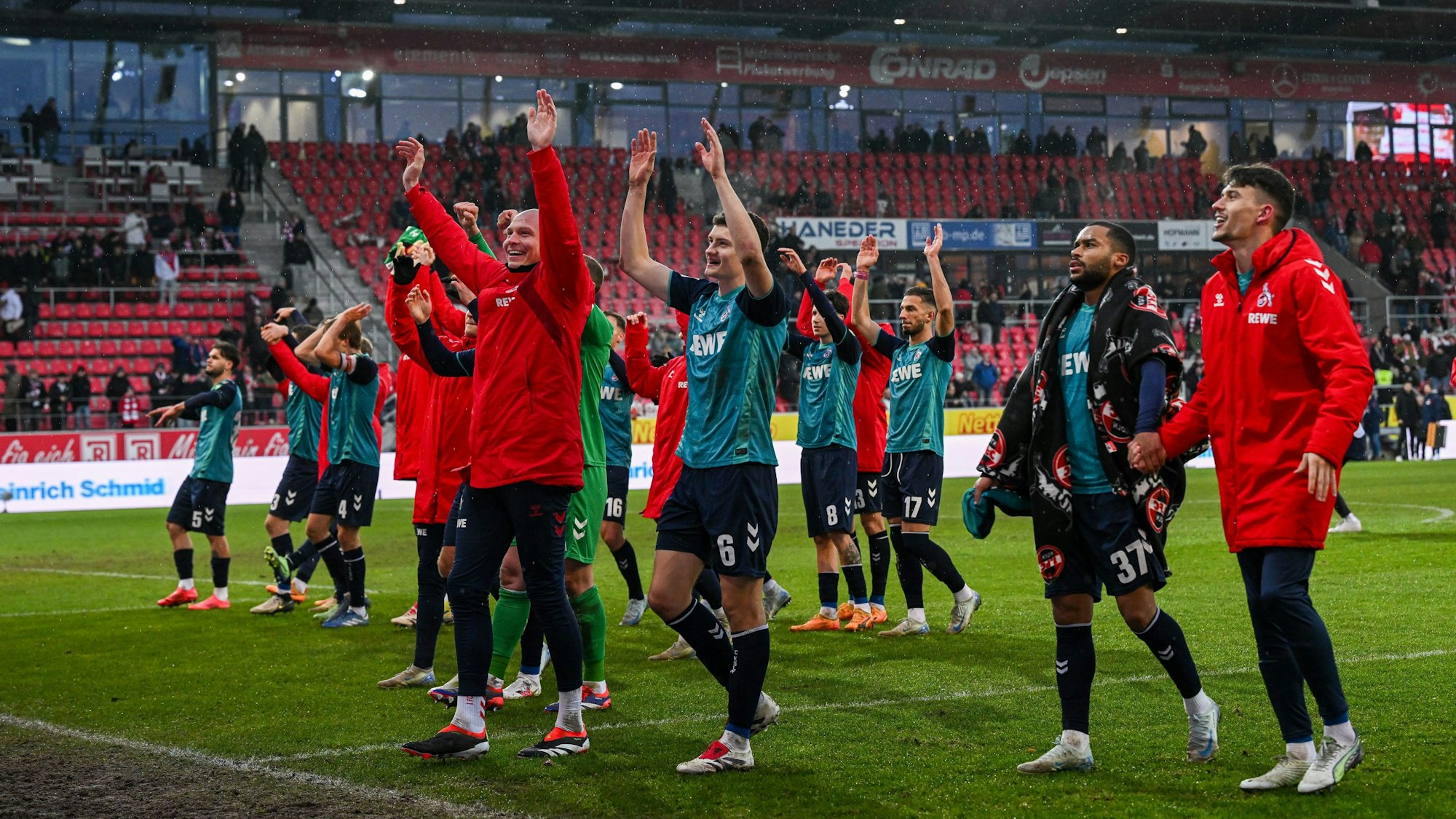 Die Mannschaft von Köln jubelt nach dem Sieg mit 0:1 gegen Regensburg.