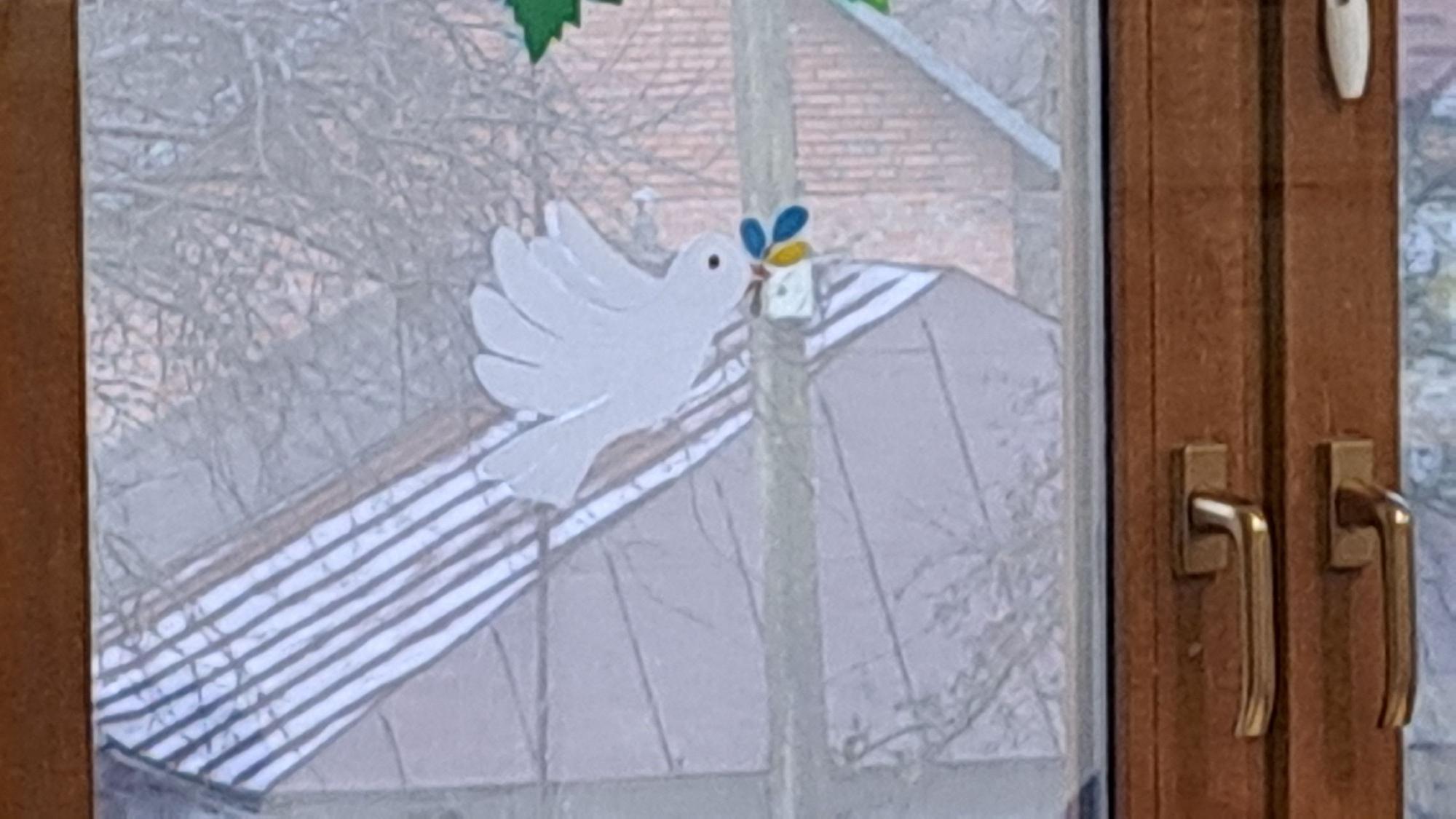 Kinder einer Schule im südukrainischen Chemlnyzkyj haben eine Friedenstaube an das Fenster ihres Klassenraums gemalt.