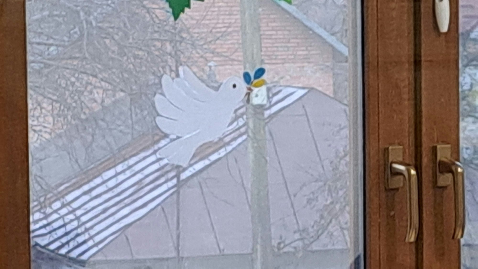 Kinder einer Schule im südukrainischen Chemlnyzkyj haben eine Friedenstaube an das Fenster ihres Klassenraums gemalt.