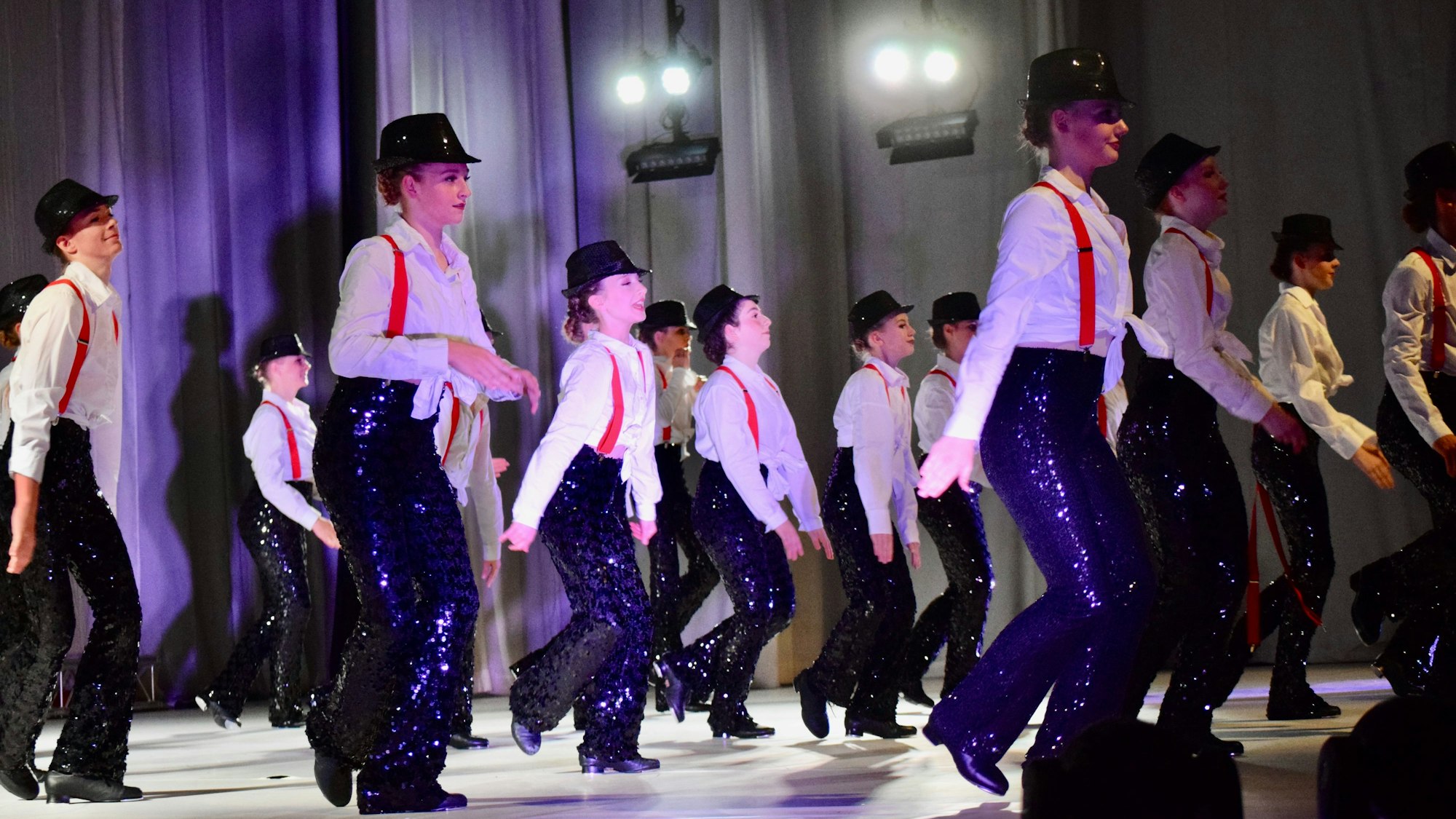 Das Foto zeigt eine Tanzgruppe auf der Bühne.