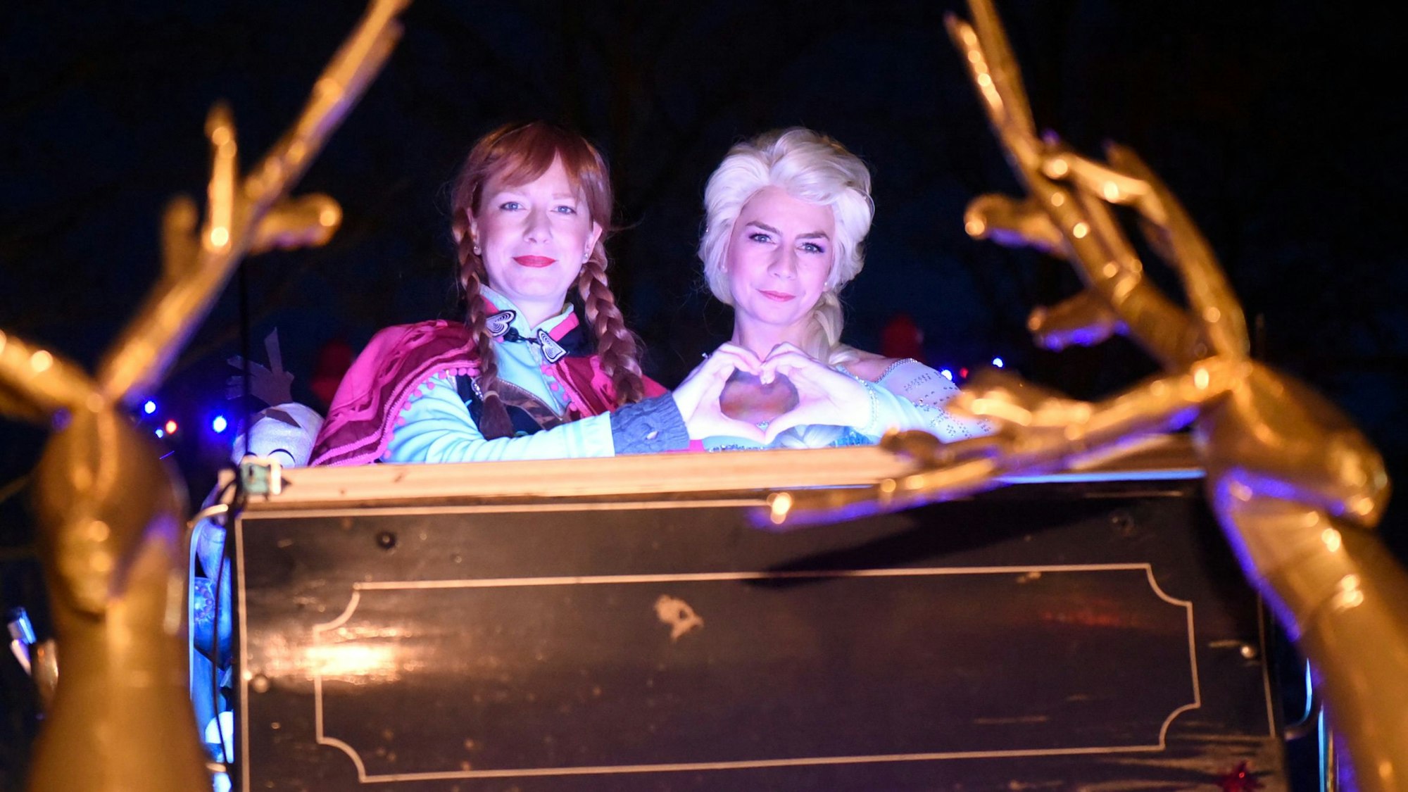 Eiskönigin Anna und ihre Schwester Elsa begleiteten die Lichterfahrt in der Kutsche.