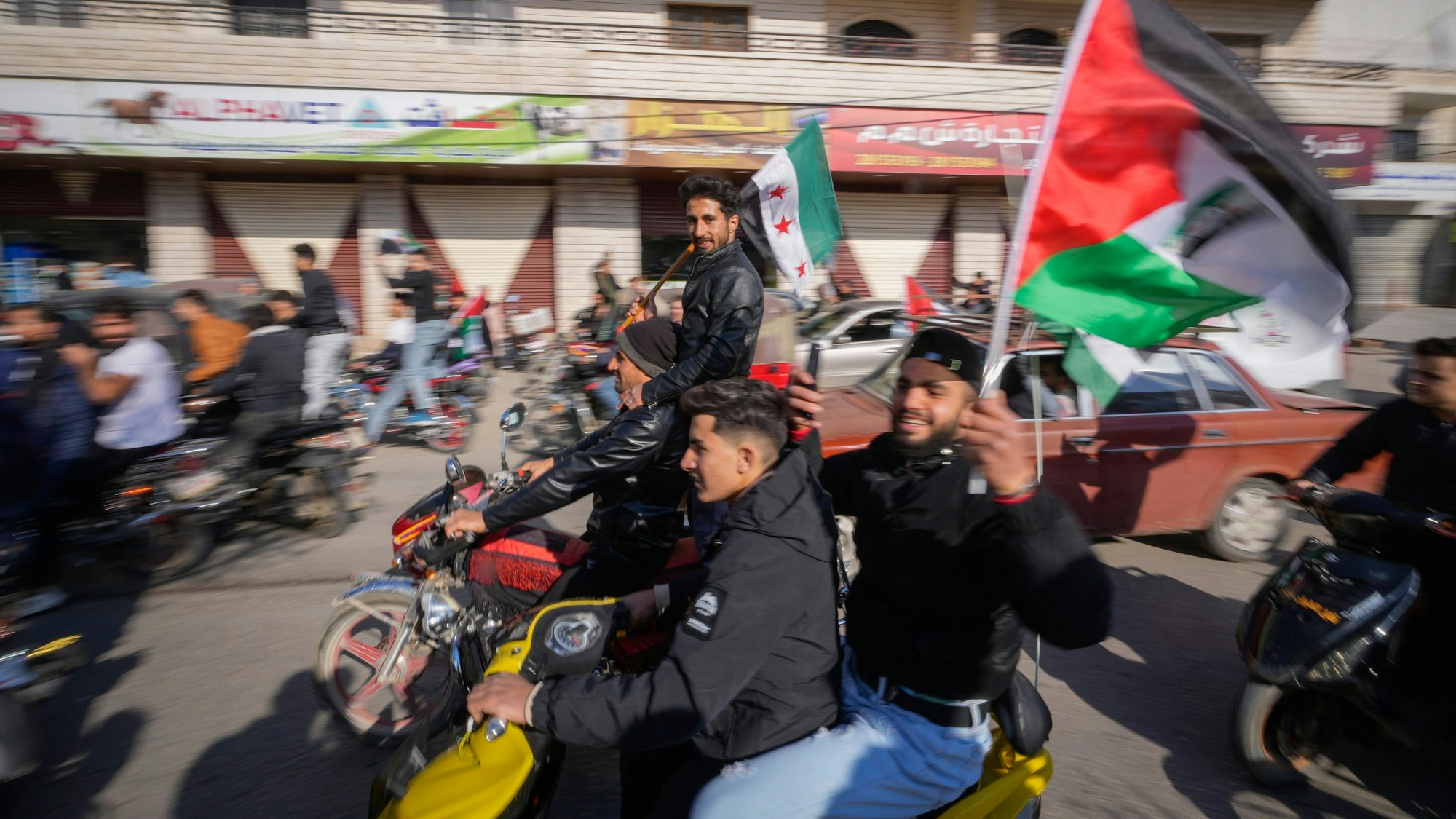 In Bar Elias im Libanon feiern Syrer den Sturz der Regierung vom syrischen Präsidenten al-Assad.