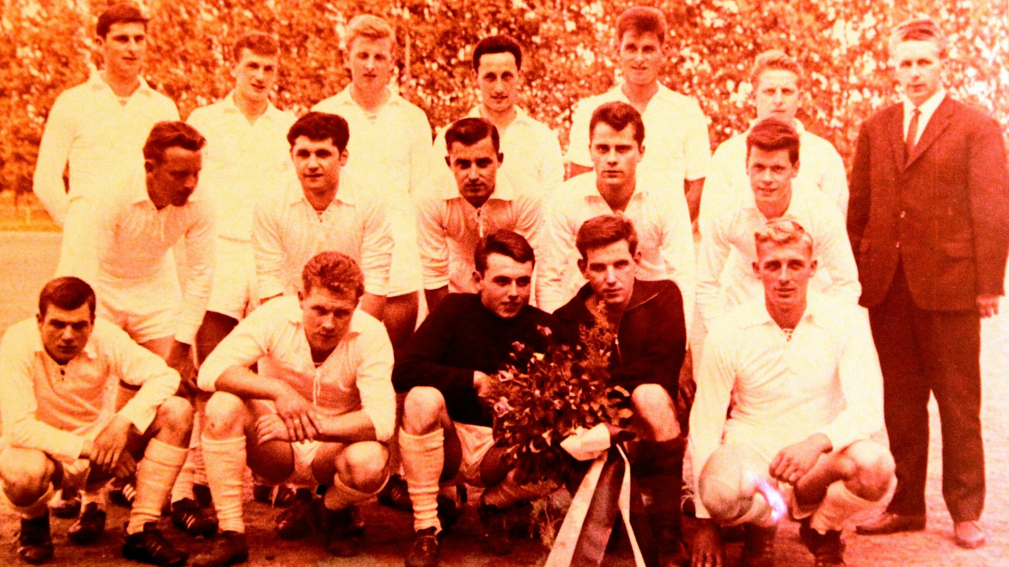 Die Aufstiegsmannschaft des TuS Mondorf von 1964.