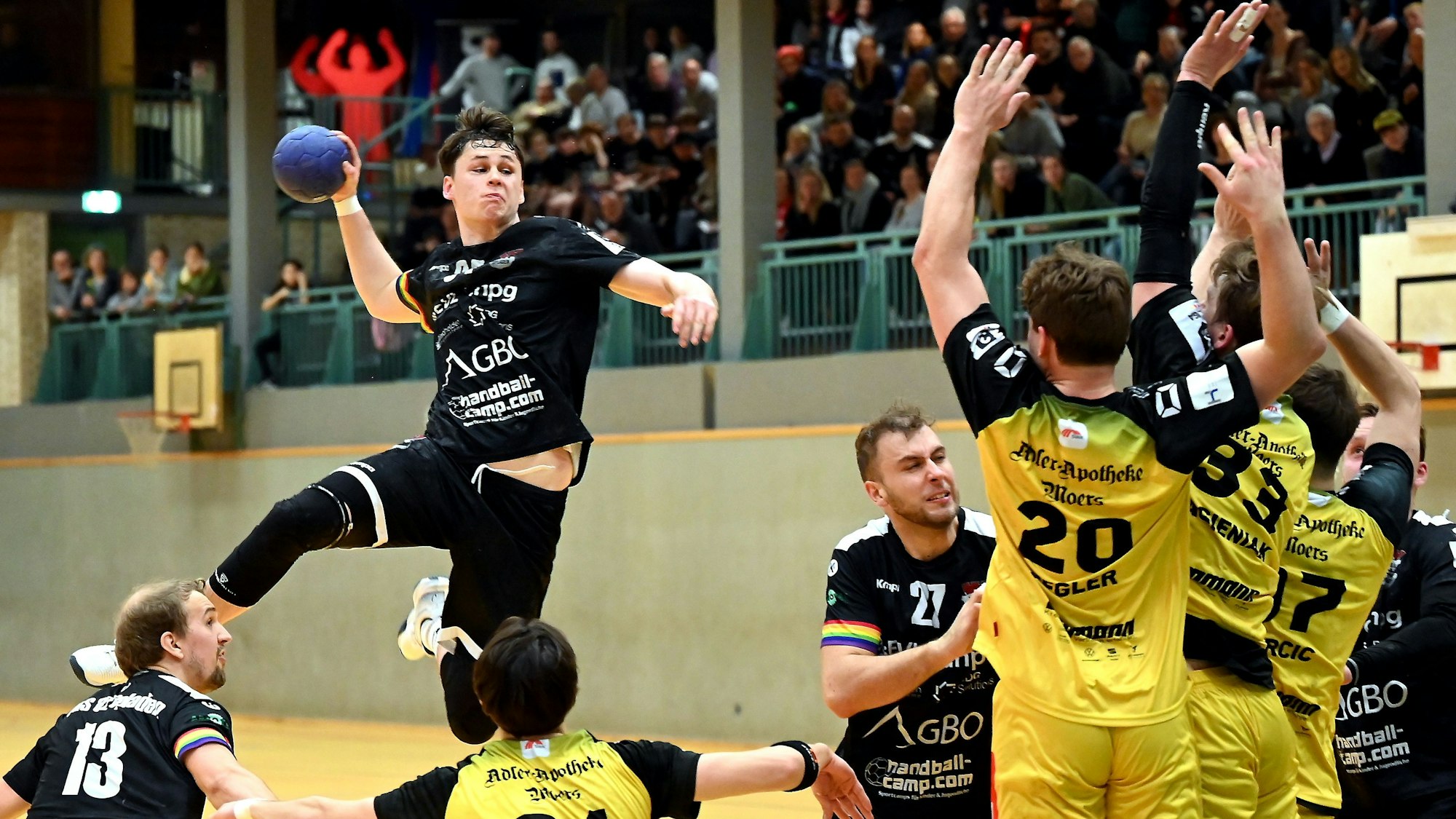 07.12.2024, Handball-Tus Opladen - Krefeld
hinten: Maximilian Schmidt (Opladen)
Foto: Uli Herhaus
