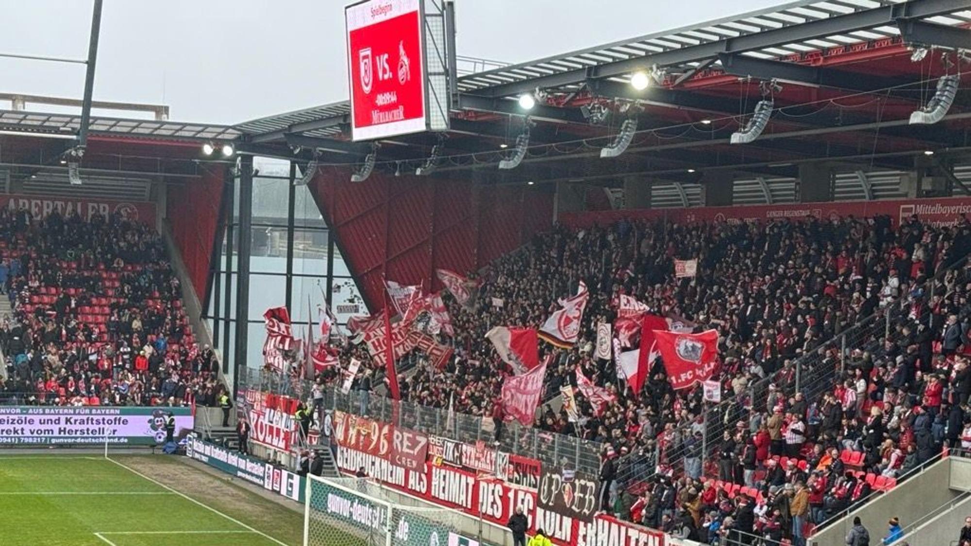 Rund 2500 Kölner Fans sind nach Regensburg mitgereist.