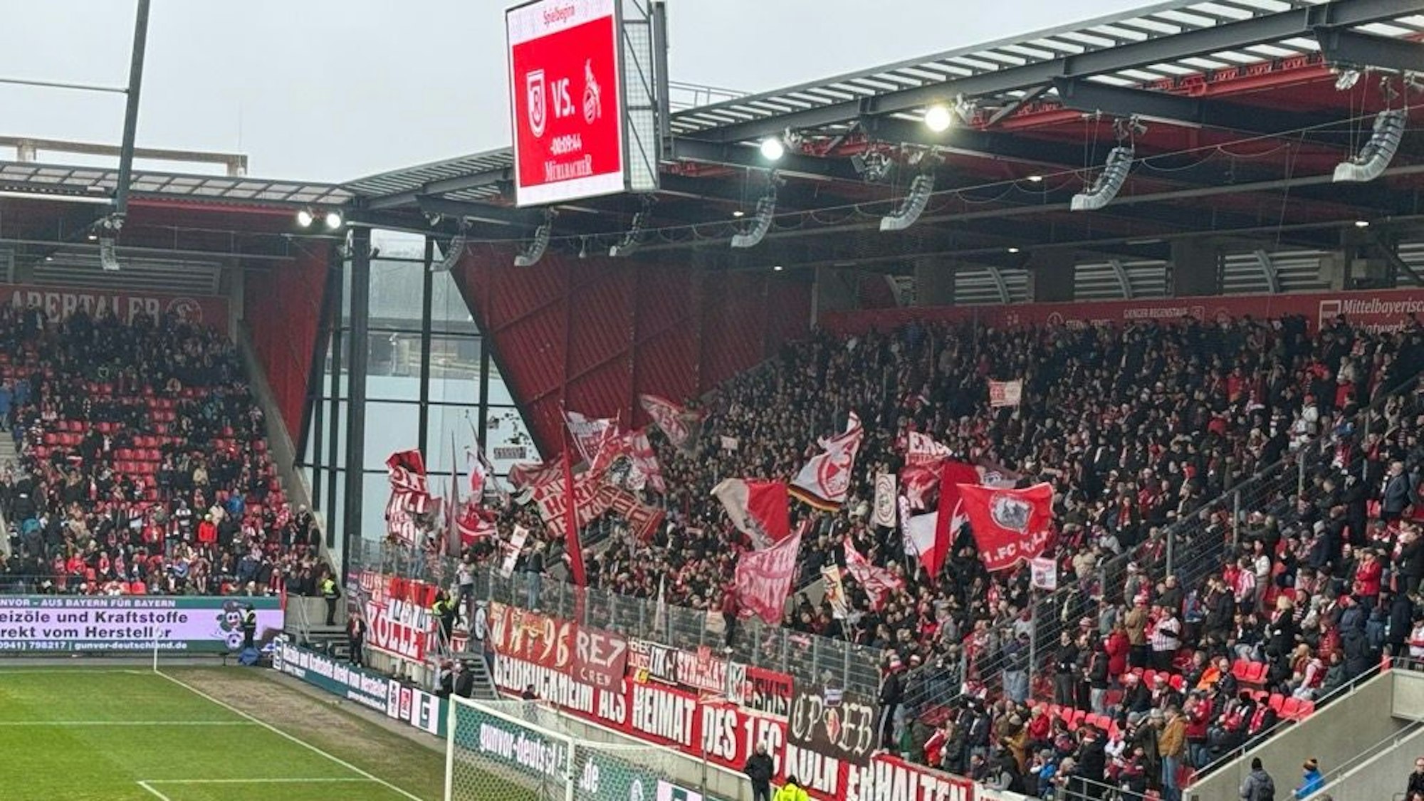 Rund 2500 Kölner Fans sind nach Regensburg mitgereist.