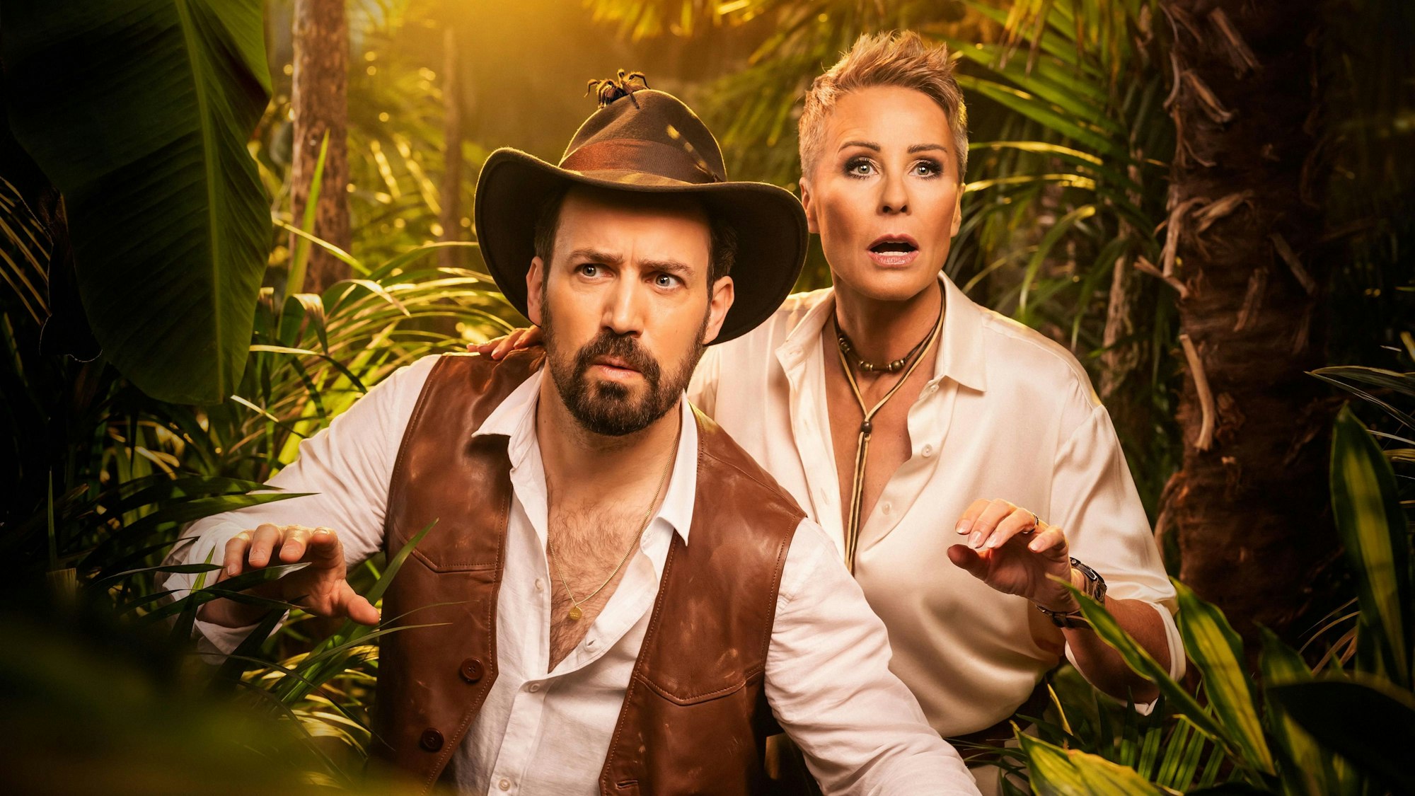 Die Moderatoren Jan Köppen und Sonja Zietlow stehen im Dschungel.