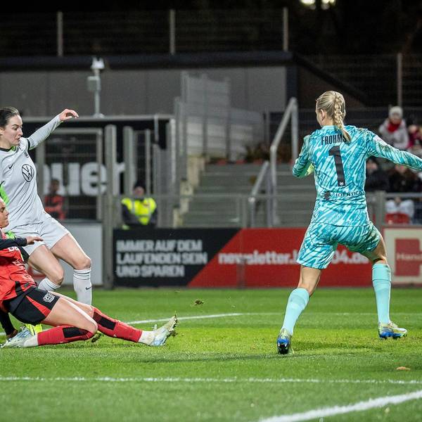 Frauen Fußball-Bundesliga Bayer 04 Leverkusen - VfL Wolfsburg, 06.12.2024 Cornelia Kramer Bayer 04 Leverkusen, 7 und Caitlin Dijkstra VfL Wolfsburg, 3 im Strafraum, Merle Frohms VfL Wolfsburg, 1 muss nicht eingreifen Bayer 04 Leverkusen - VfL Wolfsburg an Spieltag 11 der Google Pixel Frauen-Bundesliga am 06.12.2024 im Ulrich-Haberland-Stadion in Leverkusen Nordrhein-Westfalen. DFL REGULATIONS PROHIBIT ANY USE OF PHOTOGRAPHS AS IMAGE SEQUENCES AND/OR QUASI-VIDEO. *** Womens Soccer Bundesliga Bayer 04 Leverkusen VfL Wolfsburg, 06 12 2024 Cornelia Kramer Bayer 04 Leverkusen, 7 and Caitlin Dijkstra VfL Wolfsburg, 3 in the penalty area, Merle Frohms VfL Wolfsburg, 1 does not have to intervene Bayer 04 Leverkusen VfL Wolfsburg on matchday 11 of the Google Pixel Womens Bundesliga on 06 12 2024 at the Ulrich Haberland Stadium in Leverkusen North Rhine-Westphalia DFL REGULATIONS PROHIBIT ANY USE OF PHOTOGRAPHS AS IMAGE SEQUENCES AND OR QUASI VIDEO Copyright: xBEAUTIFULxSPORTS/AxelxKohringx