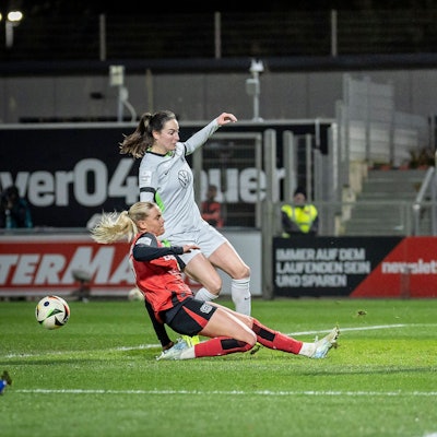 Frauen Fußball-Bundesliga Bayer 04 Leverkusen - VfL Wolfsburg, 06.12.2024 Cornelia Kramer Bayer 04 Leverkusen, 7 und Caitlin Dijkstra VfL Wolfsburg, 3 im Strafraum, Merle Frohms VfL Wolfsburg, 1 muss nicht eingreifen Bayer 04 Leverkusen - VfL Wolfsburg an Spieltag 11 der Google Pixel Frauen-Bundesliga am 06.12.2024 im Ulrich-Haberland-Stadion in Leverkusen Nordrhein-Westfalen. DFL REGULATIONS PROHIBIT ANY USE OF PHOTOGRAPHS AS IMAGE SEQUENCES AND/OR QUASI-VIDEO. *** Womens Soccer Bundesliga Bayer 04 Leverkusen VfL Wolfsburg, 06 12 2024 Cornelia Kramer Bayer 04 Leverkusen, 7 and Caitlin Dijkstra VfL Wolfsburg, 3 in the penalty area, Merle Frohms VfL Wolfsburg, 1 does not have to intervene Bayer 04 Leverkusen VfL Wolfsburg on matchday 11 of the Google Pixel Womens Bundesliga on 06 12 2024 at the Ulrich Haberland Stadium in Leverkusen North Rhine-Westphalia DFL REGULATIONS PROHIBIT ANY USE OF PHOTOGRAPHS AS IMAGE SEQUENCES AND OR QUASI VIDEO Copyright: xBEAUTIFULxSPORTS/AxelxKohringx