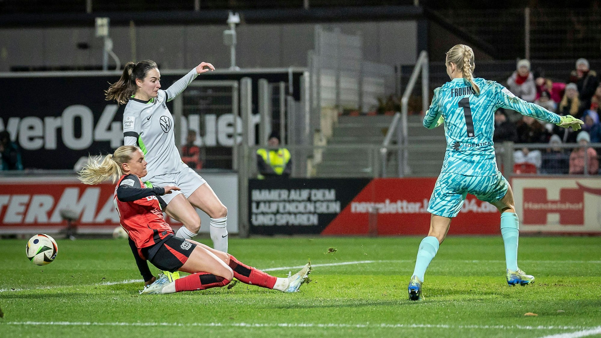 Frauen Fußball-Bundesliga Bayer 04 Leverkusen - VfL Wolfsburg, 06.12.2024 Cornelia Kramer Bayer 04 Leverkusen, 7 und Caitlin Dijkstra VfL Wolfsburg, 3 im Strafraum, Merle Frohms VfL Wolfsburg, 1 muss nicht eingreifen Bayer 04 Leverkusen - VfL Wolfsburg an Spieltag 11 der Google Pixel Frauen-Bundesliga am 06.12.2024 im Ulrich-Haberland-Stadion in Leverkusen Nordrhein-Westfalen. DFL REGULATIONS PROHIBIT ANY USE OF PHOTOGRAPHS AS IMAGE SEQUENCES AND/OR QUASI-VIDEO. *** Womens Soccer Bundesliga Bayer 04 Leverkusen VfL Wolfsburg, 06 12 2024 Cornelia Kramer Bayer 04 Leverkusen, 7 and Caitlin Dijkstra VfL Wolfsburg, 3 in the penalty area, Merle Frohms VfL Wolfsburg, 1 does not have to intervene Bayer 04 Leverkusen VfL Wolfsburg on matchday 11 of the Google Pixel Womens Bundesliga on 06 12 2024 at the Ulrich Haberland Stadium in Leverkusen North Rhine-Westphalia DFL REGULATIONS PROHIBIT ANY USE OF PHOTOGRAPHS AS IMAGE SEQUENCES AND OR QUASI VIDEO Copyright: xBEAUTIFULxSPORTS/AxelxKohringx