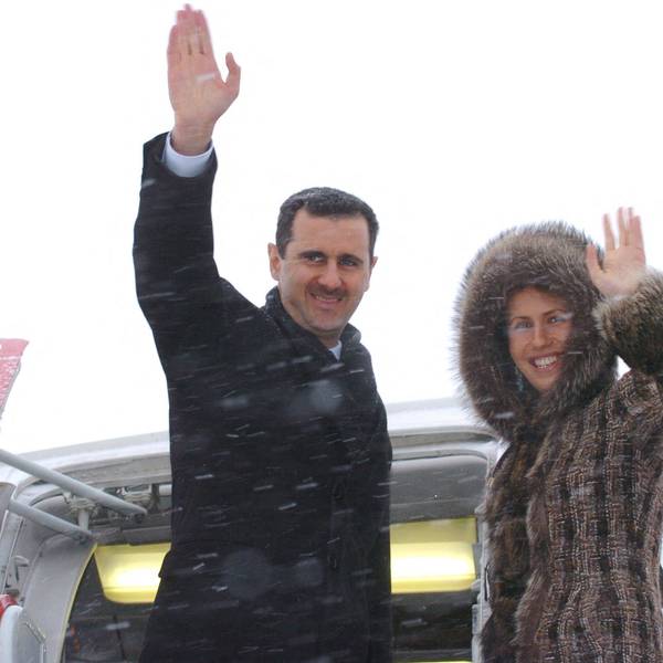 Bashar al-Assad und seine Asma al-Assad besteigen ein Flugzeug.