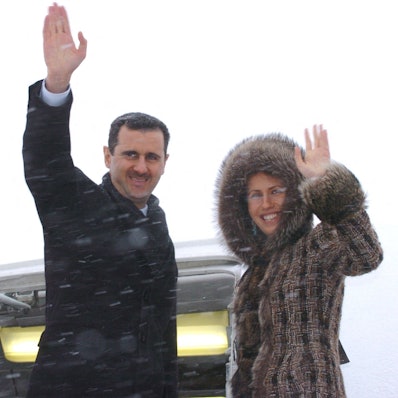 Bashar al-Assad und seine Asma al-Assad besteigen ein Flugzeug.