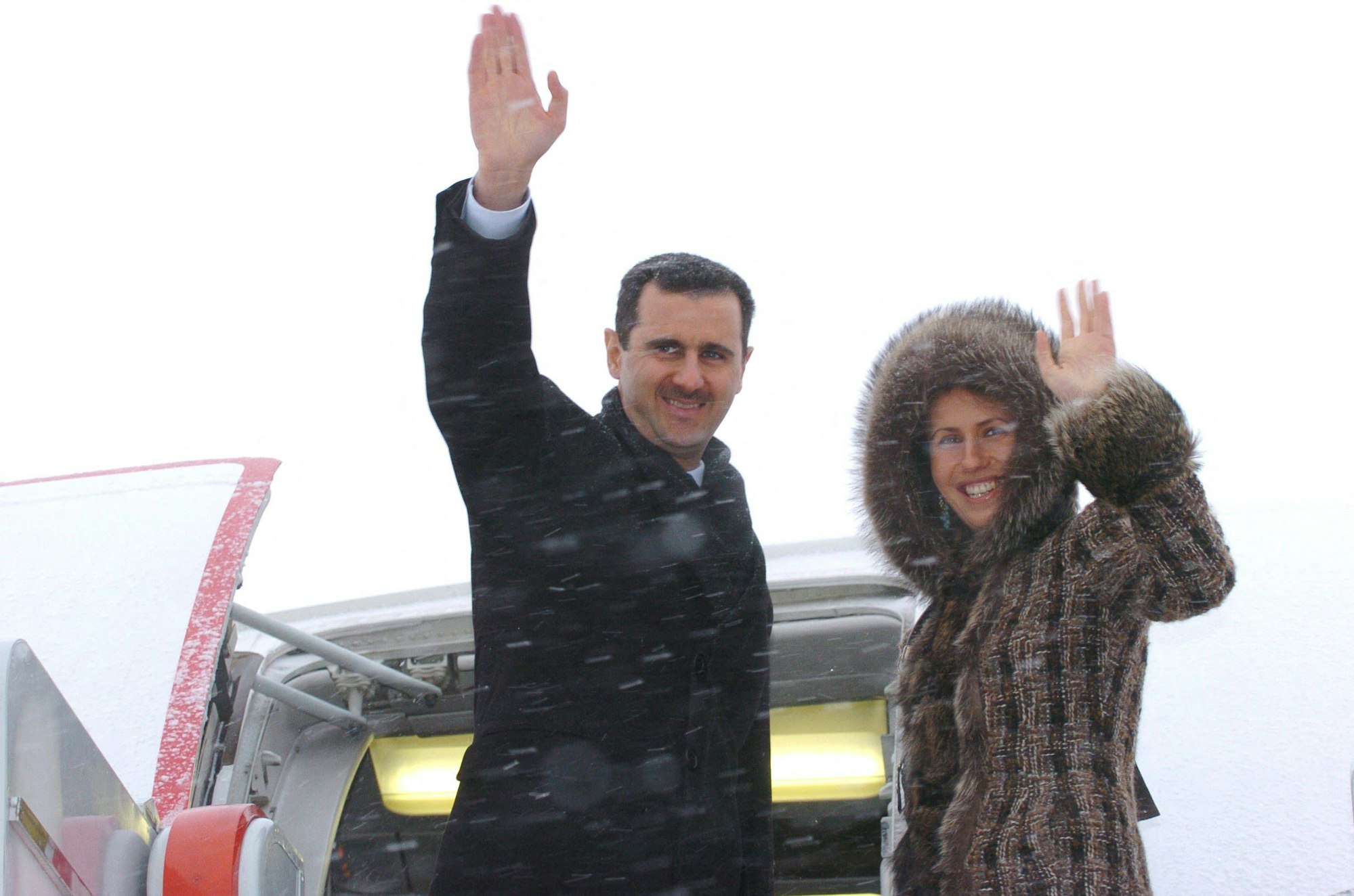 Bashar al-Assad und seine Asma al-Assad besteigen ein Flugzeug.